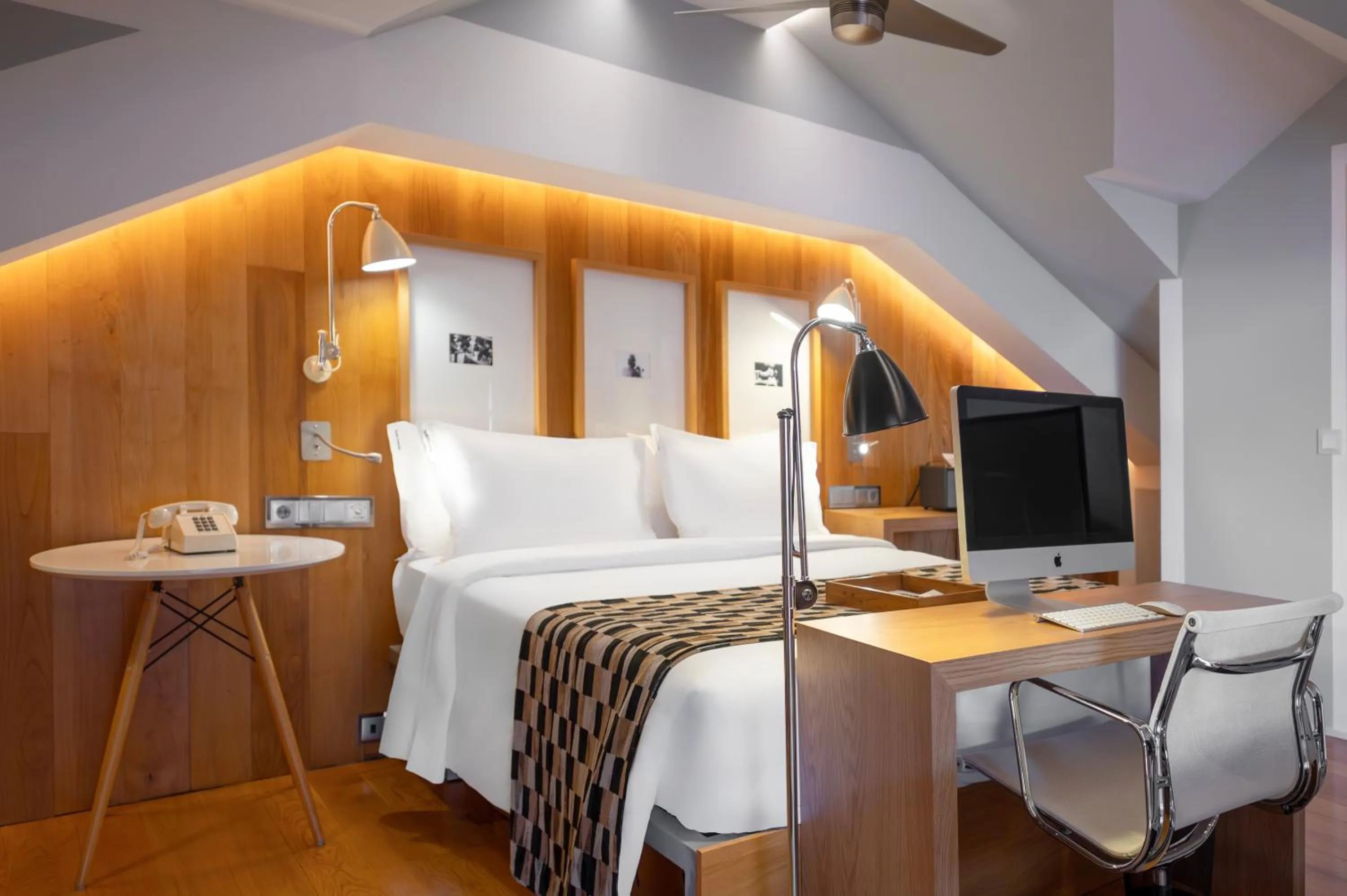 Bedroom, Bed in Browns Downtown Hotel