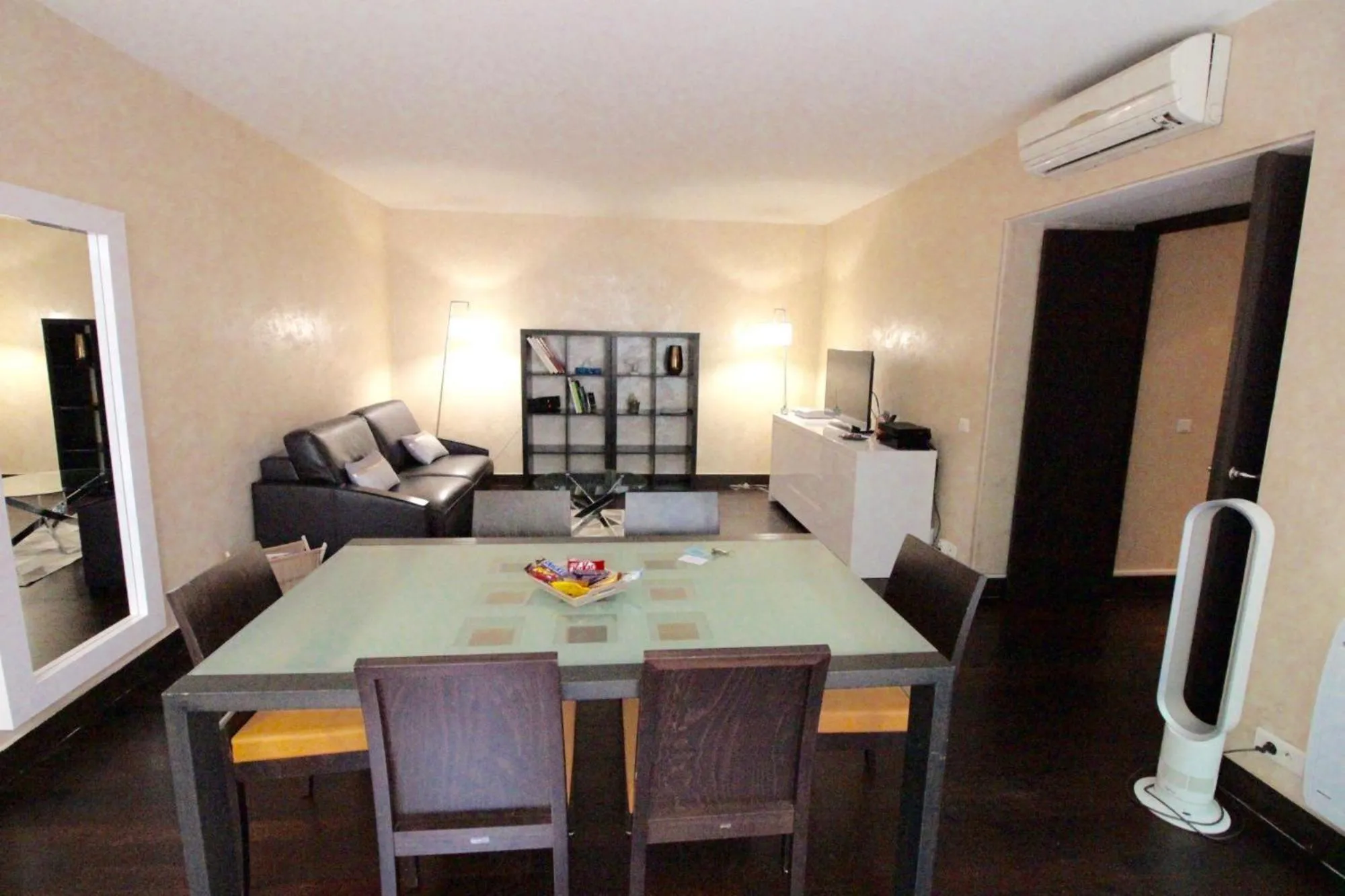 Dining area in Short Stay Paris Apartments