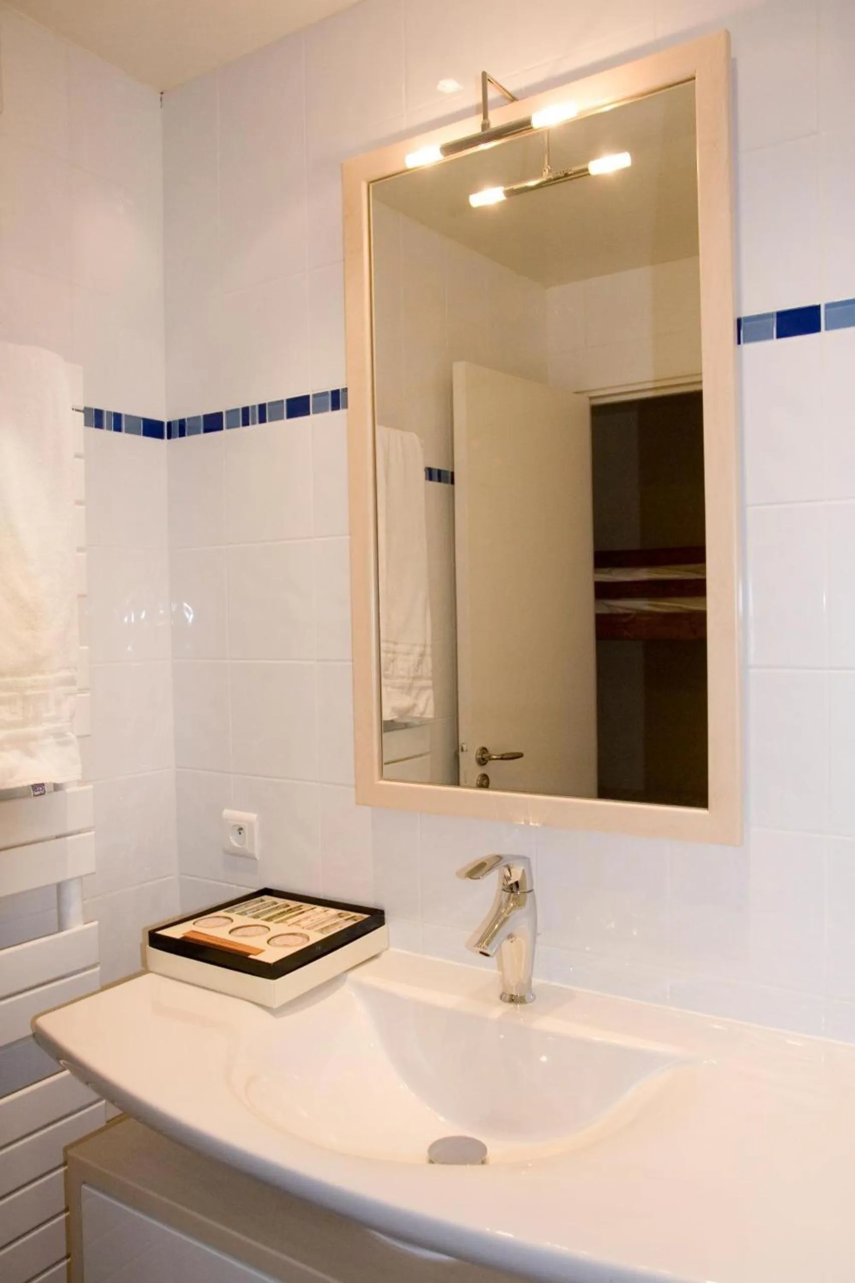 Bathroom in Short Stay Paris Apartments