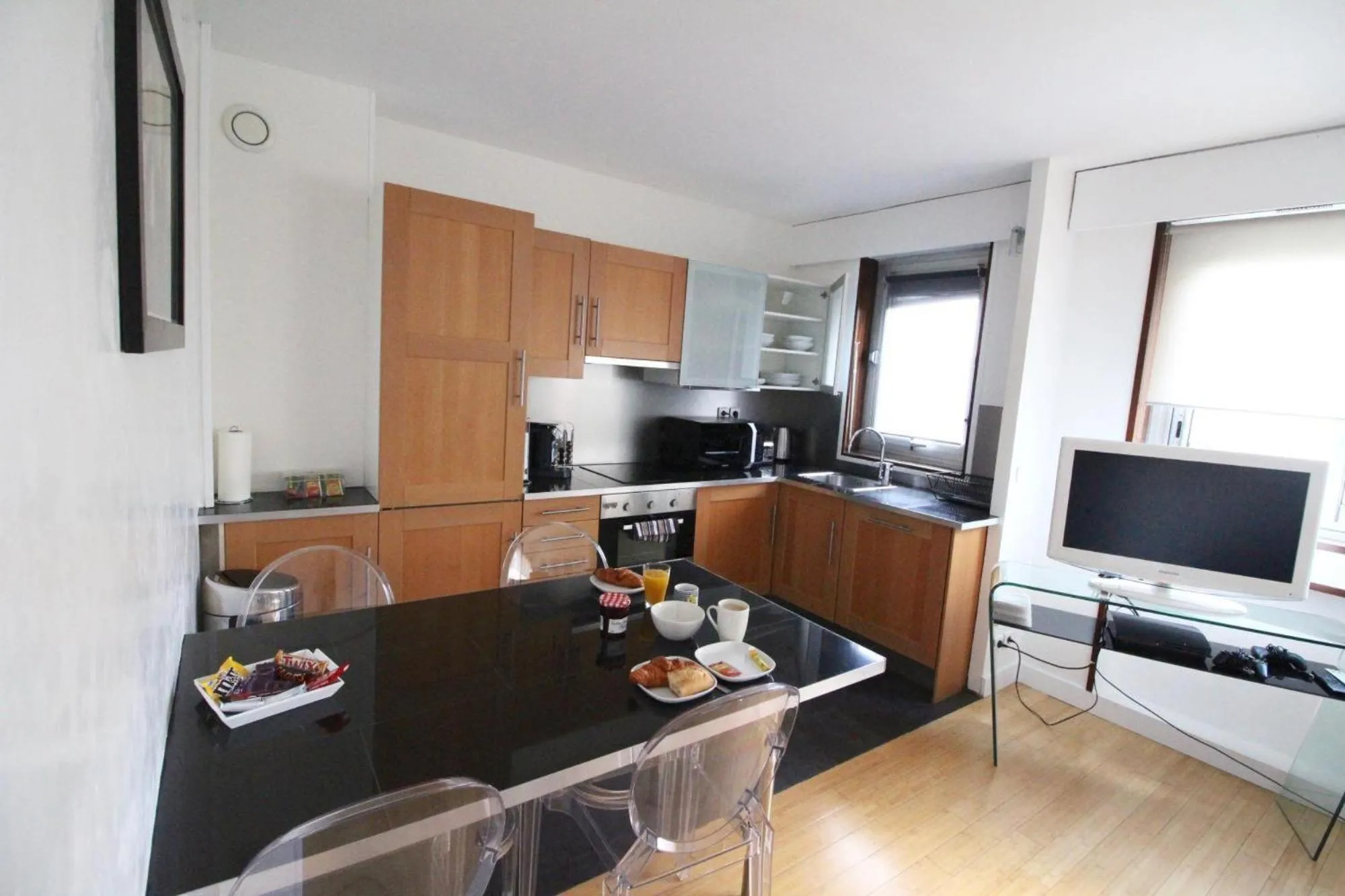 Kitchen or kitchenette in Short Stay Paris Apartments