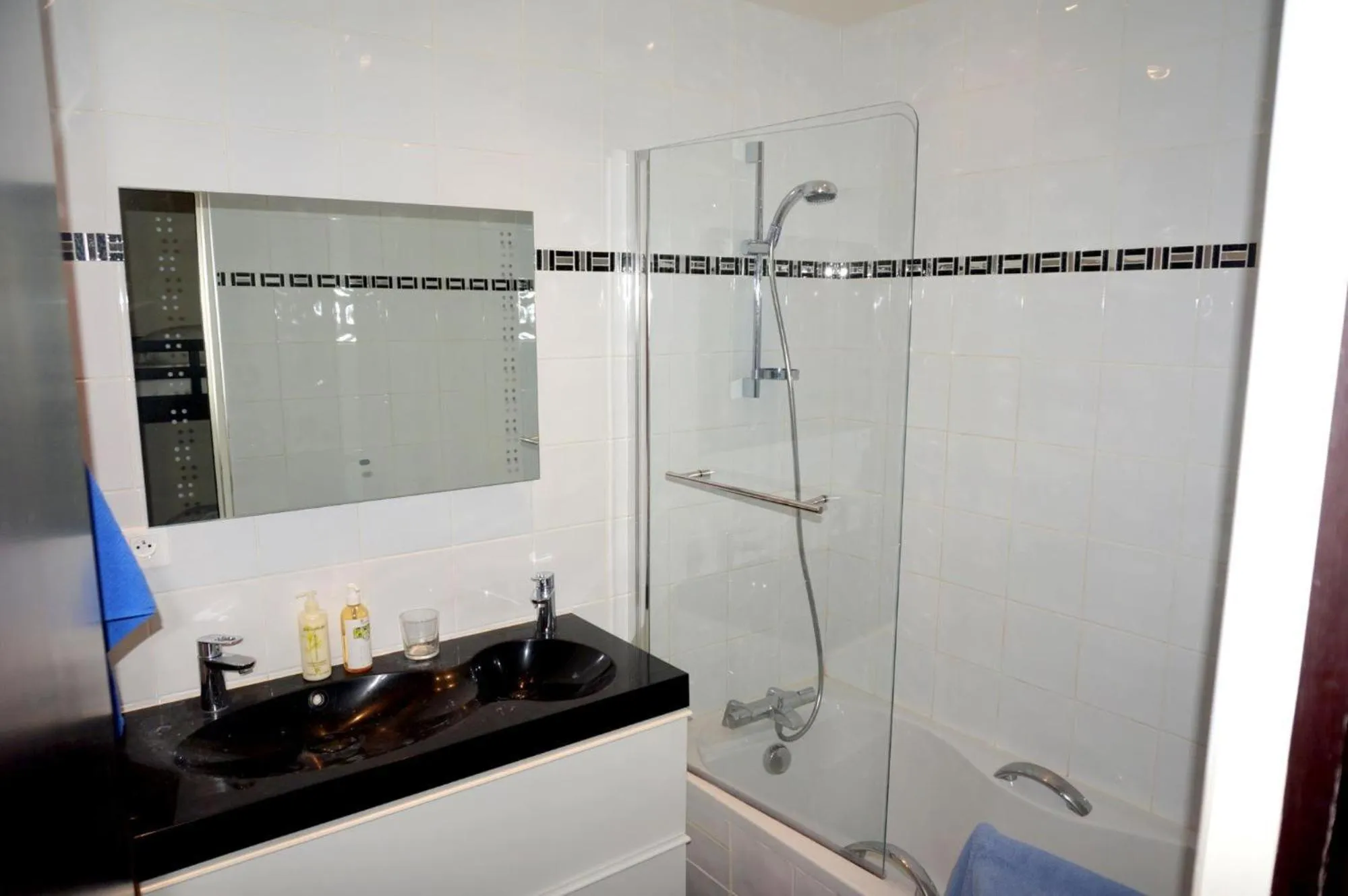 Bathroom in Short Stay Paris Apartments