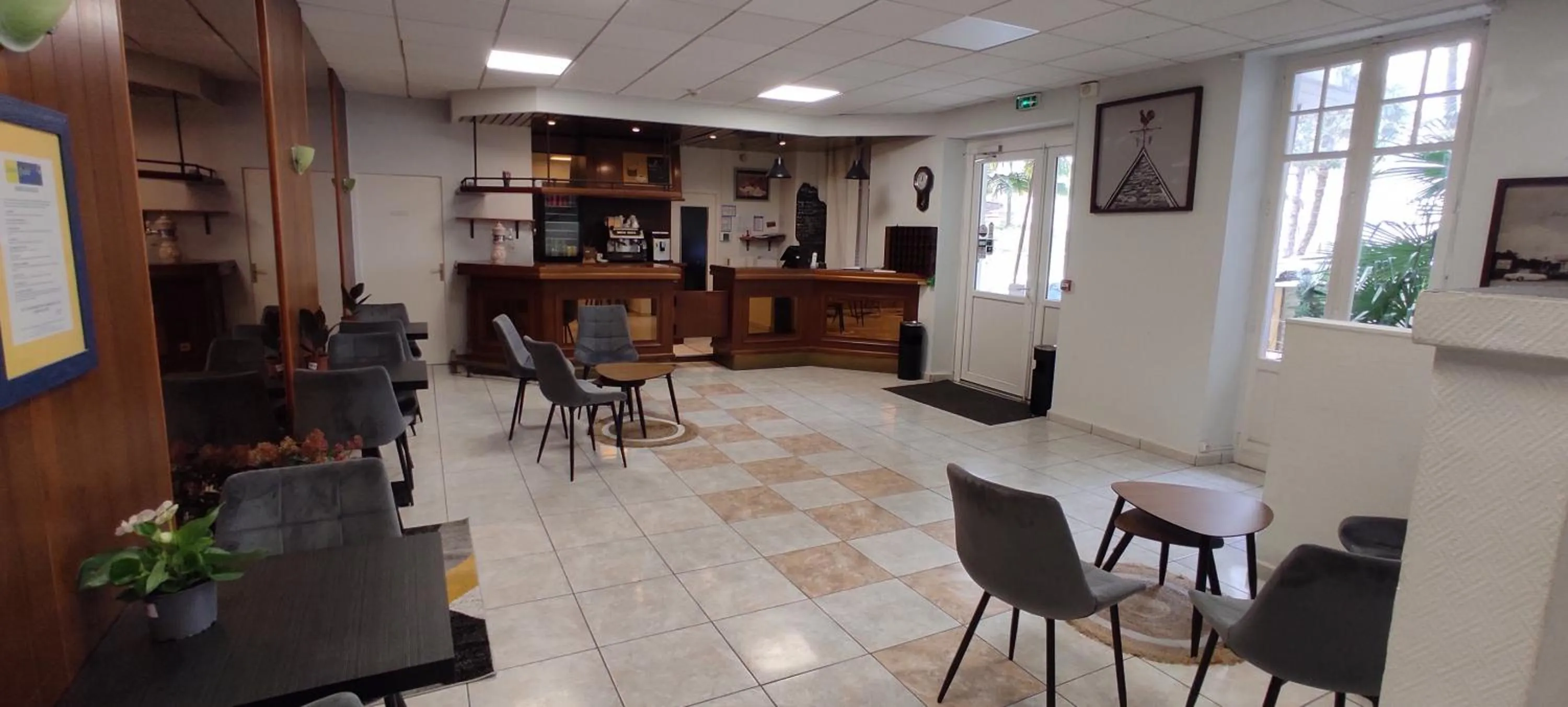 Restaurant/places to eat in Hotel Luxembourg