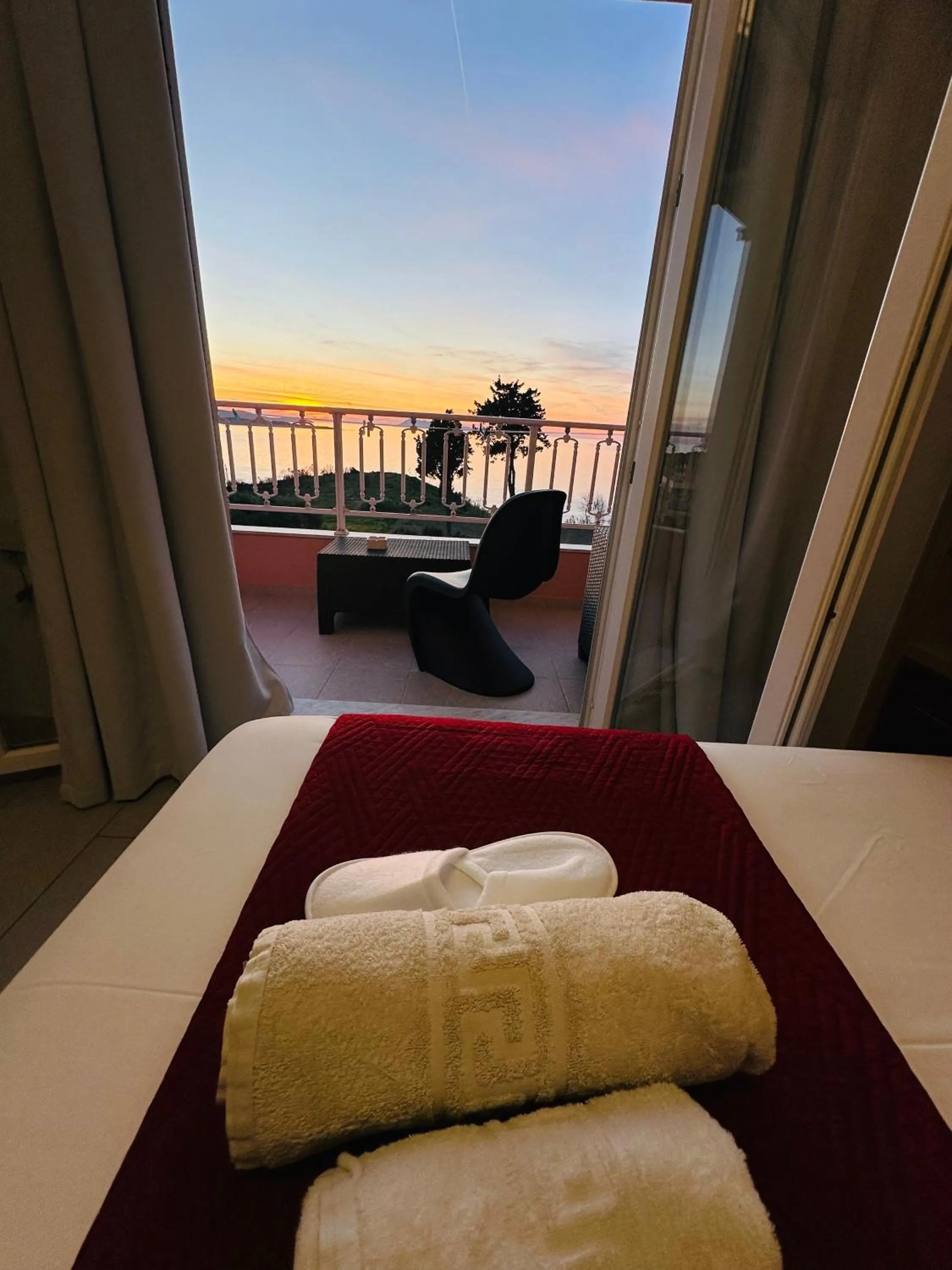 Photo of the whole room, Bed in Nikos Apartments Corfu