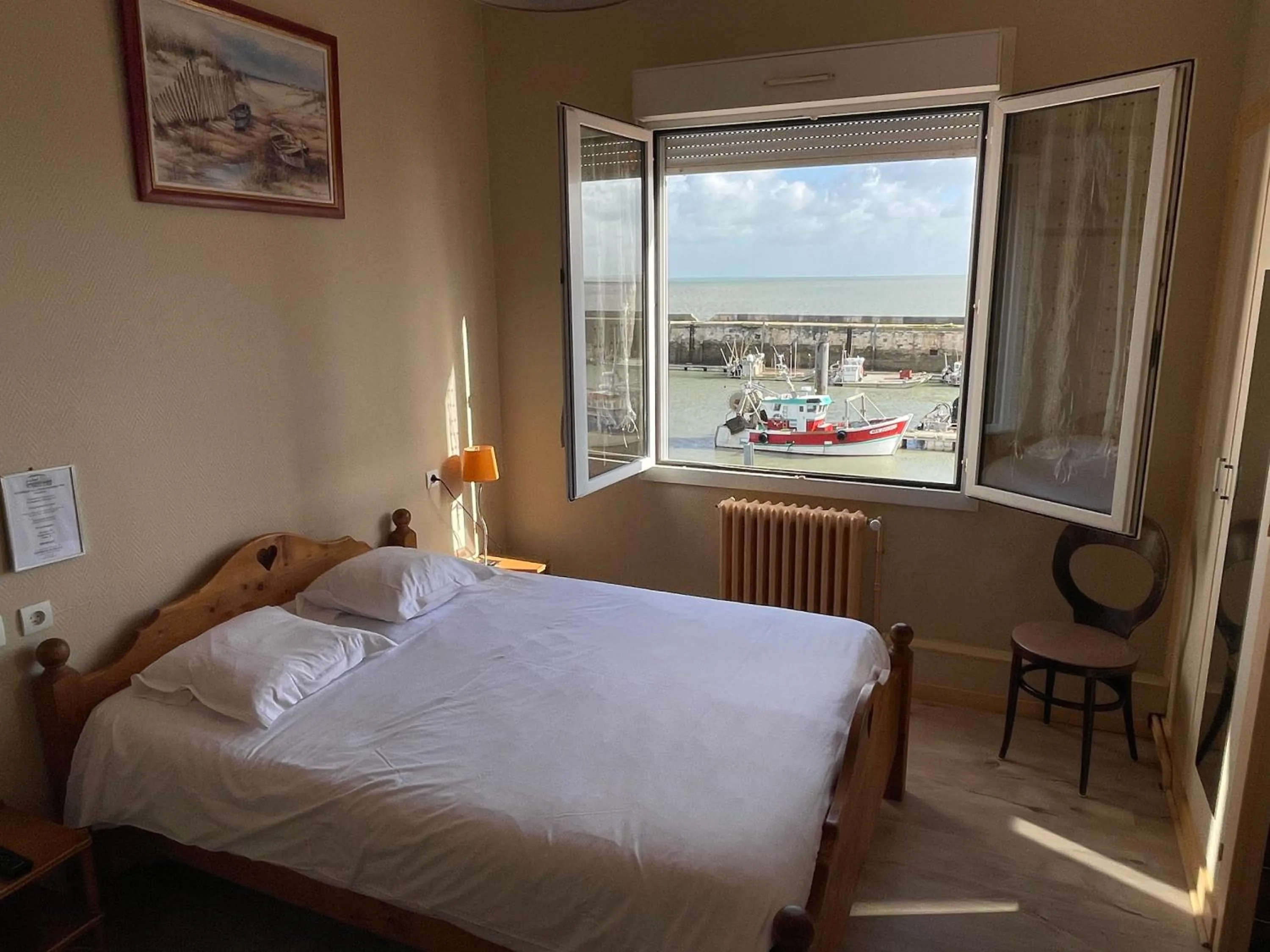 Bed in Logis hôtel Le Terminus