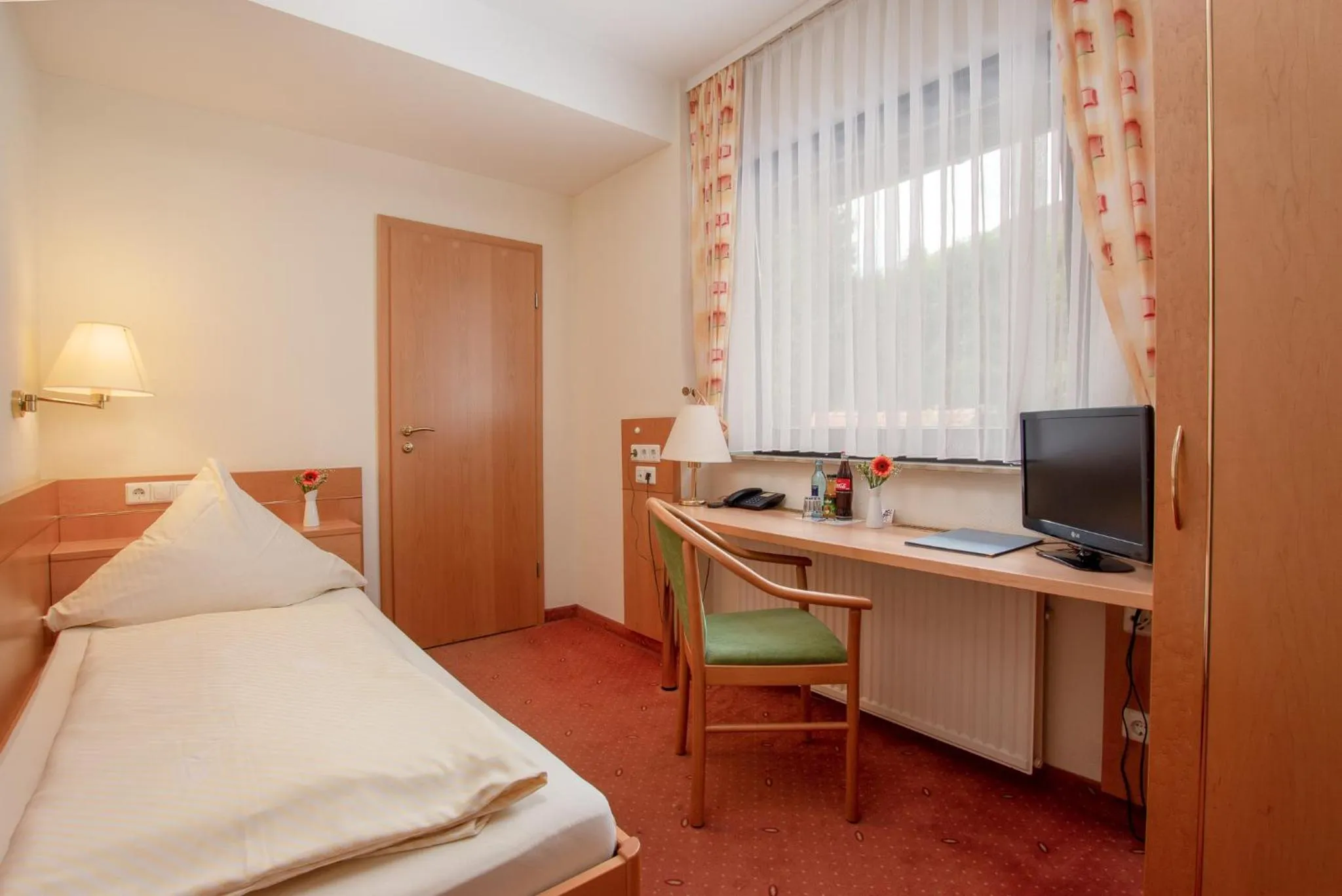 Photo of the whole room, Bed in Zum Waldhorn