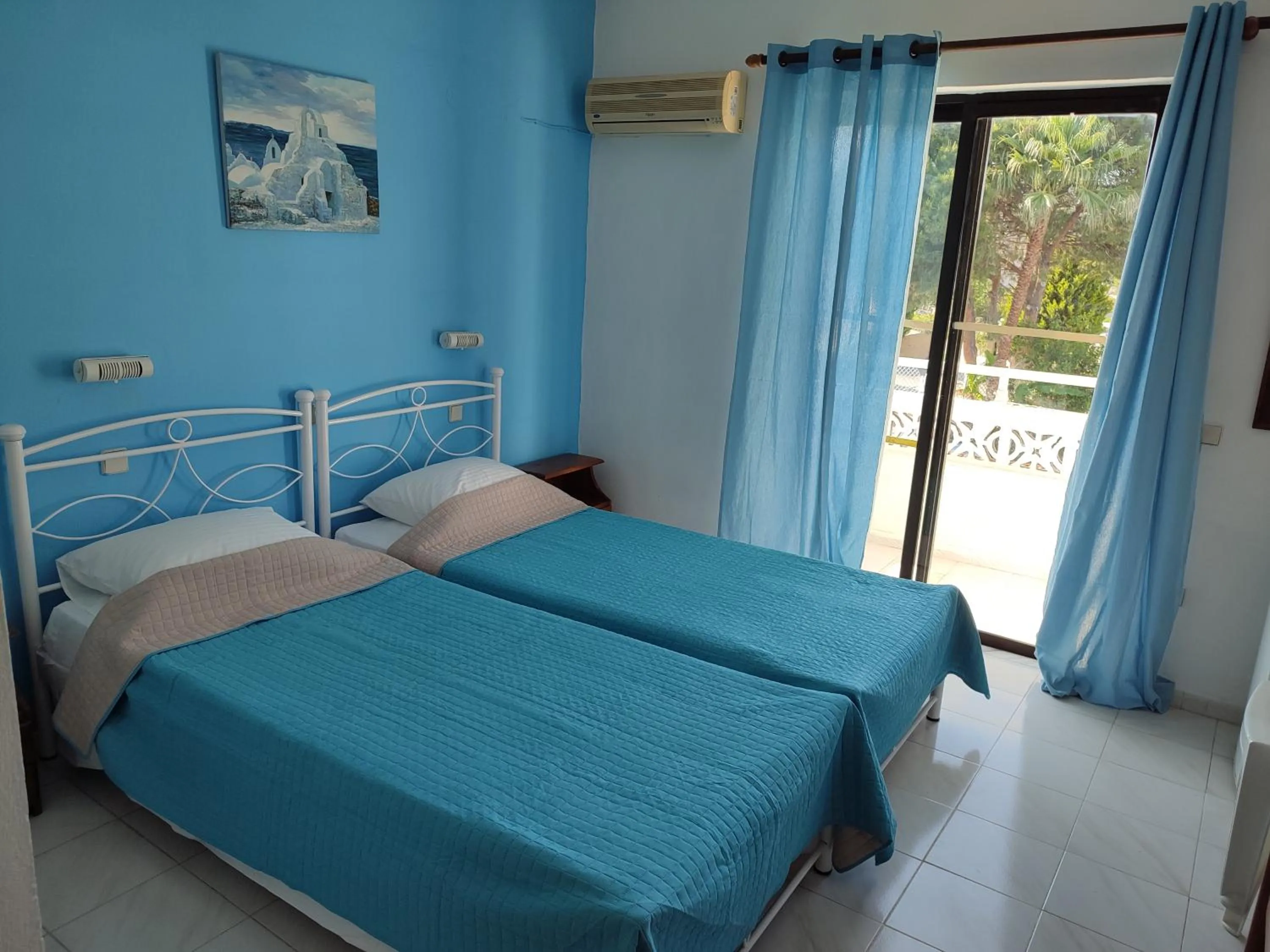 Bedroom, Bed in Dolphin Apartments