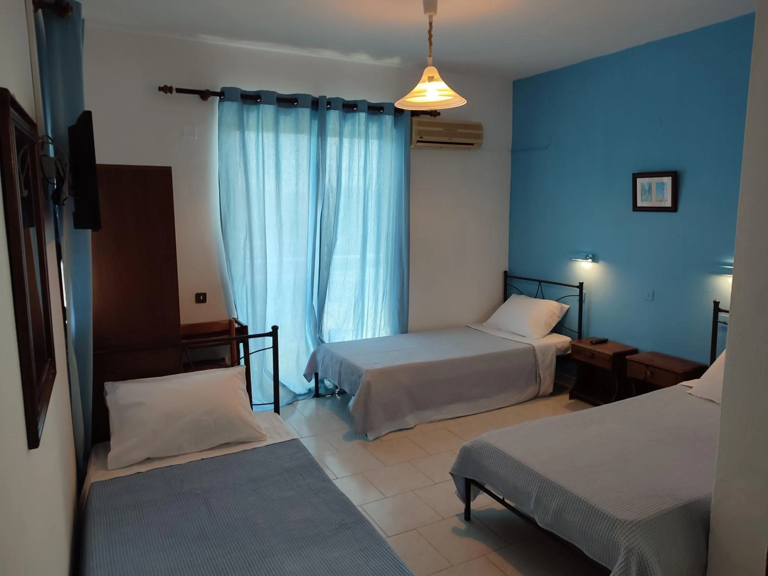 TV and multimedia, Bed in Dolphin Apartments