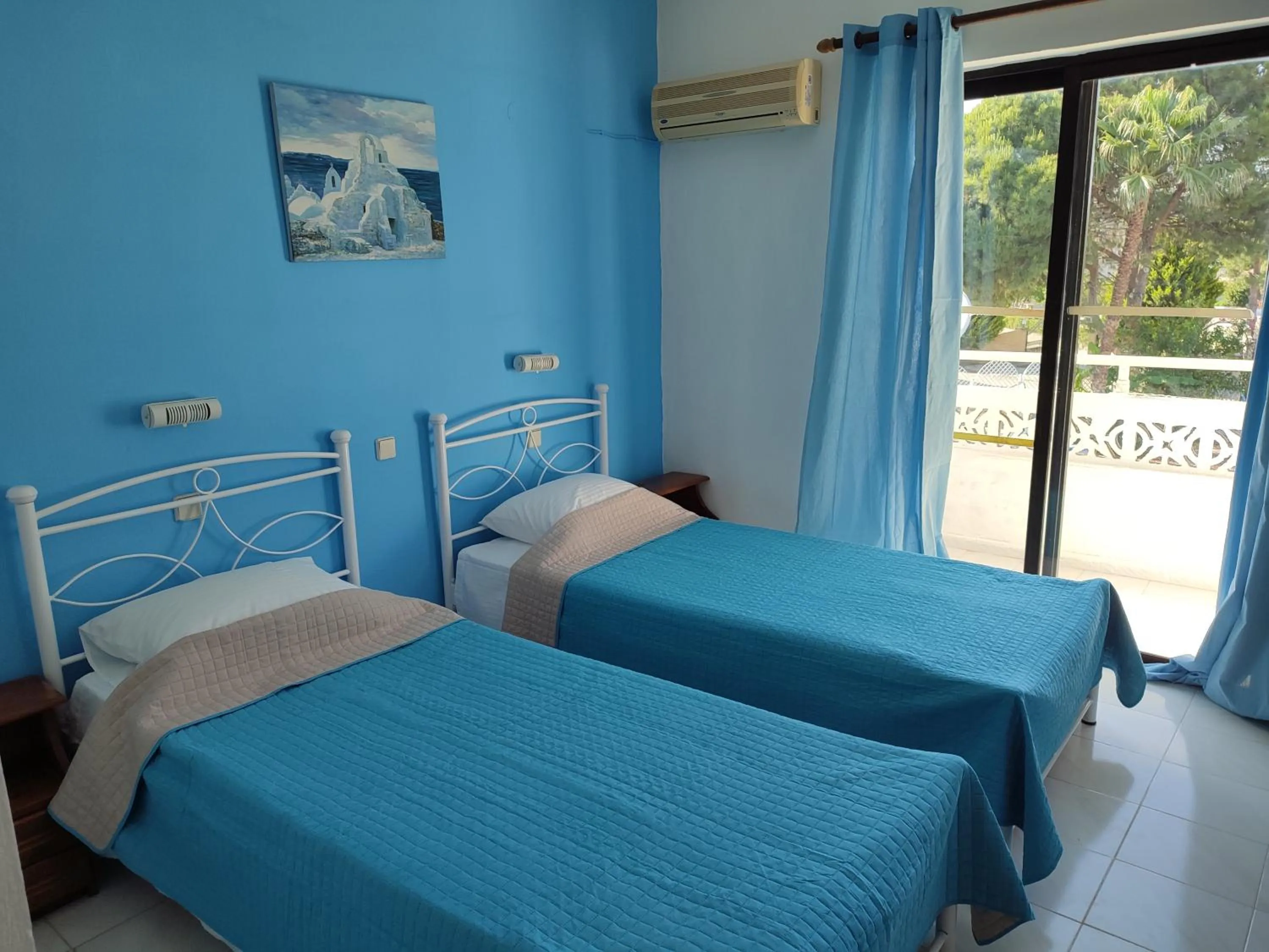 Bedroom, Bed in Dolphin Apartments