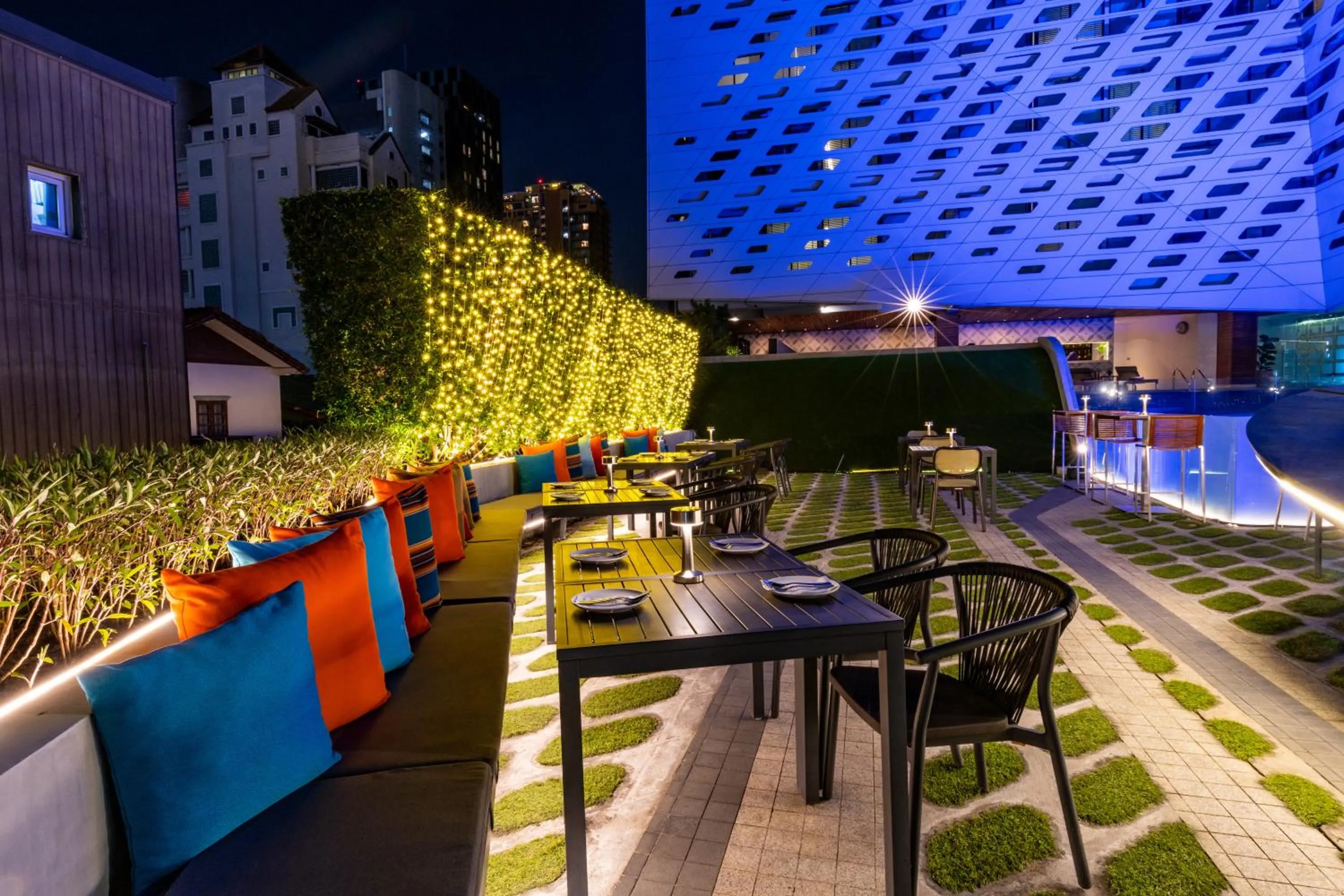 Restaurant/places to eat in LiT BANGKOK Hotel