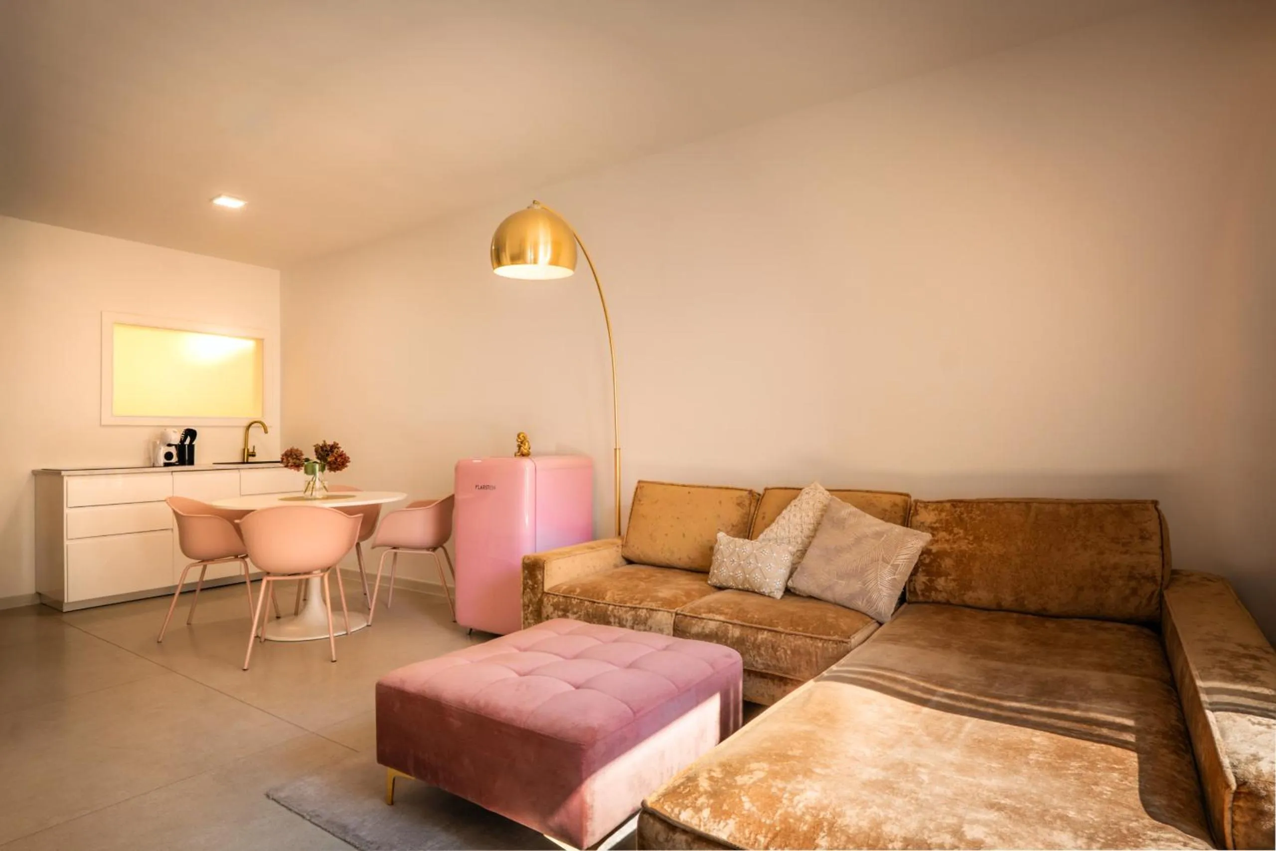 Kitchen or kitchenette in goldfinger + suites