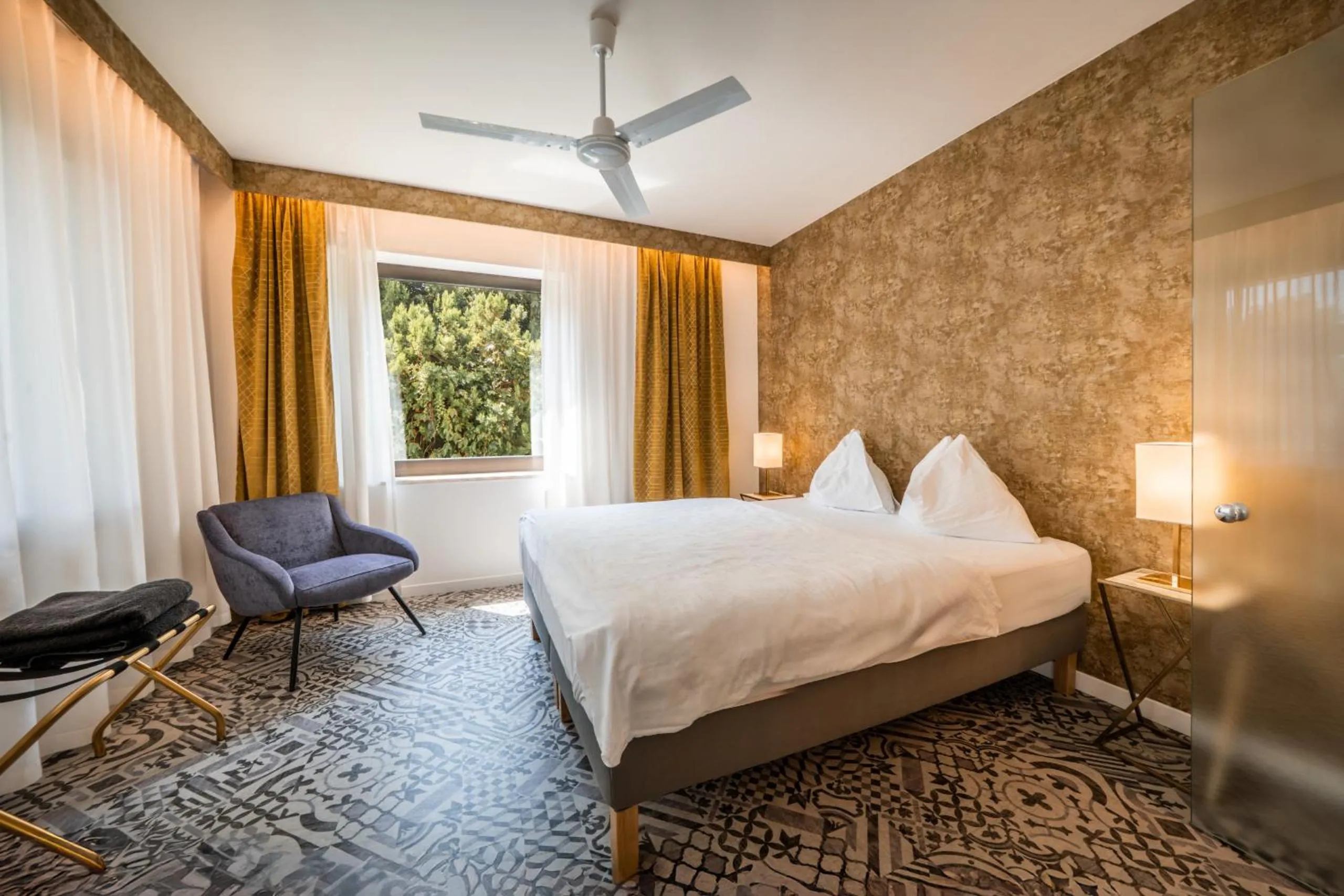 Bed in goldfinger + suites