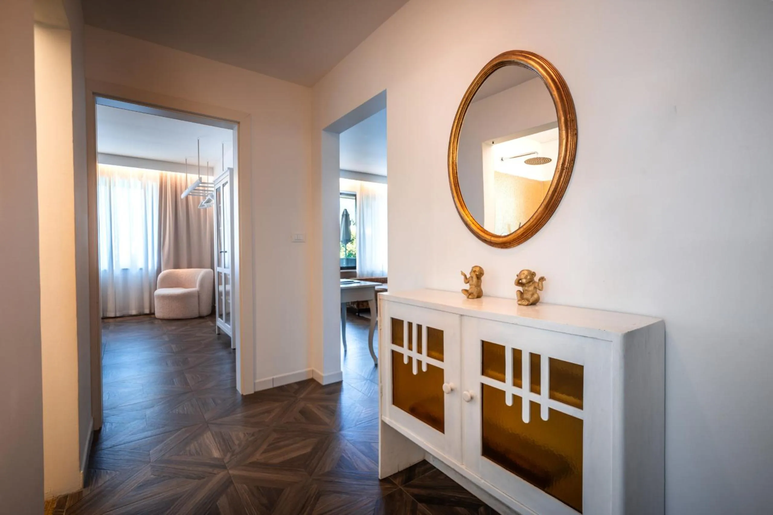 Photo of the whole room, Bed in goldfinger + suites