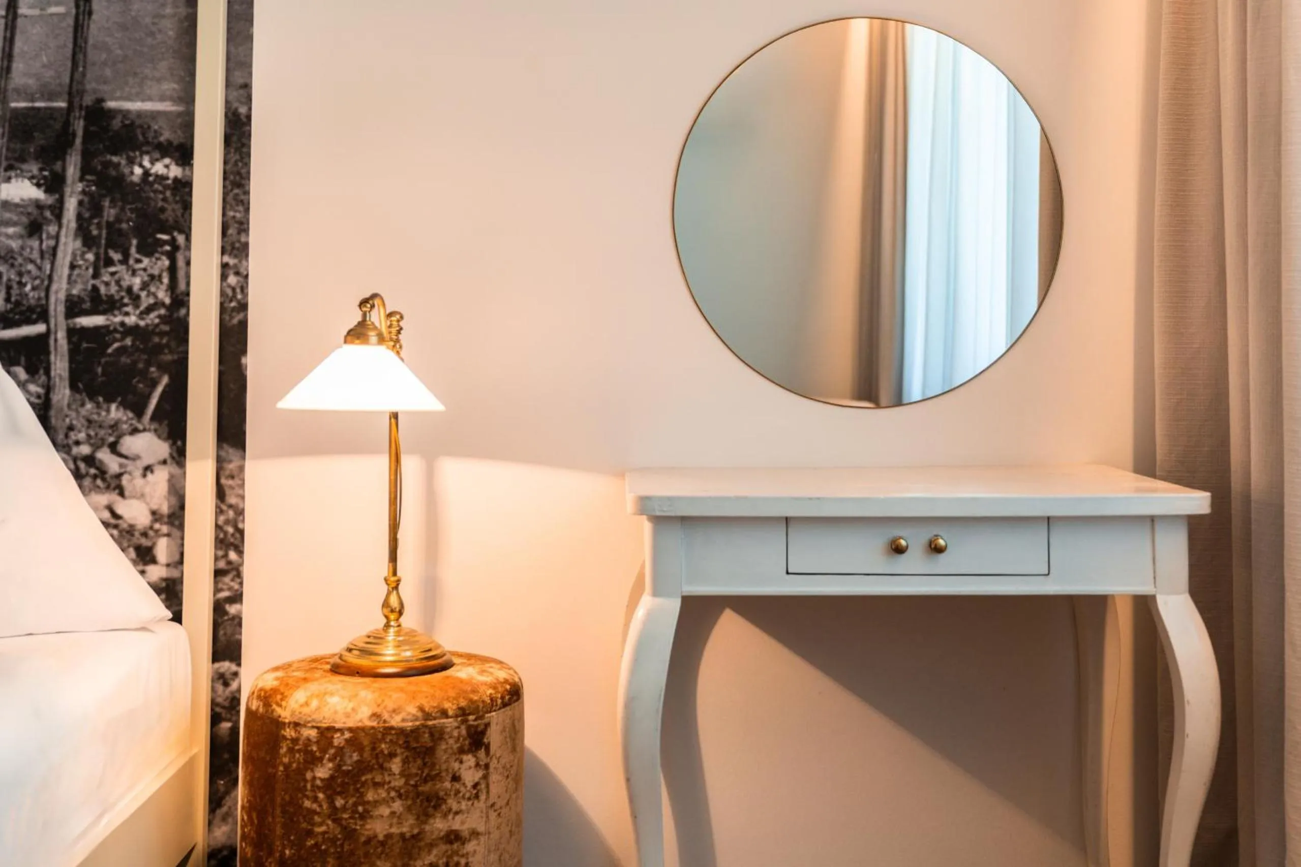 Decorative detail in goldfinger + suites