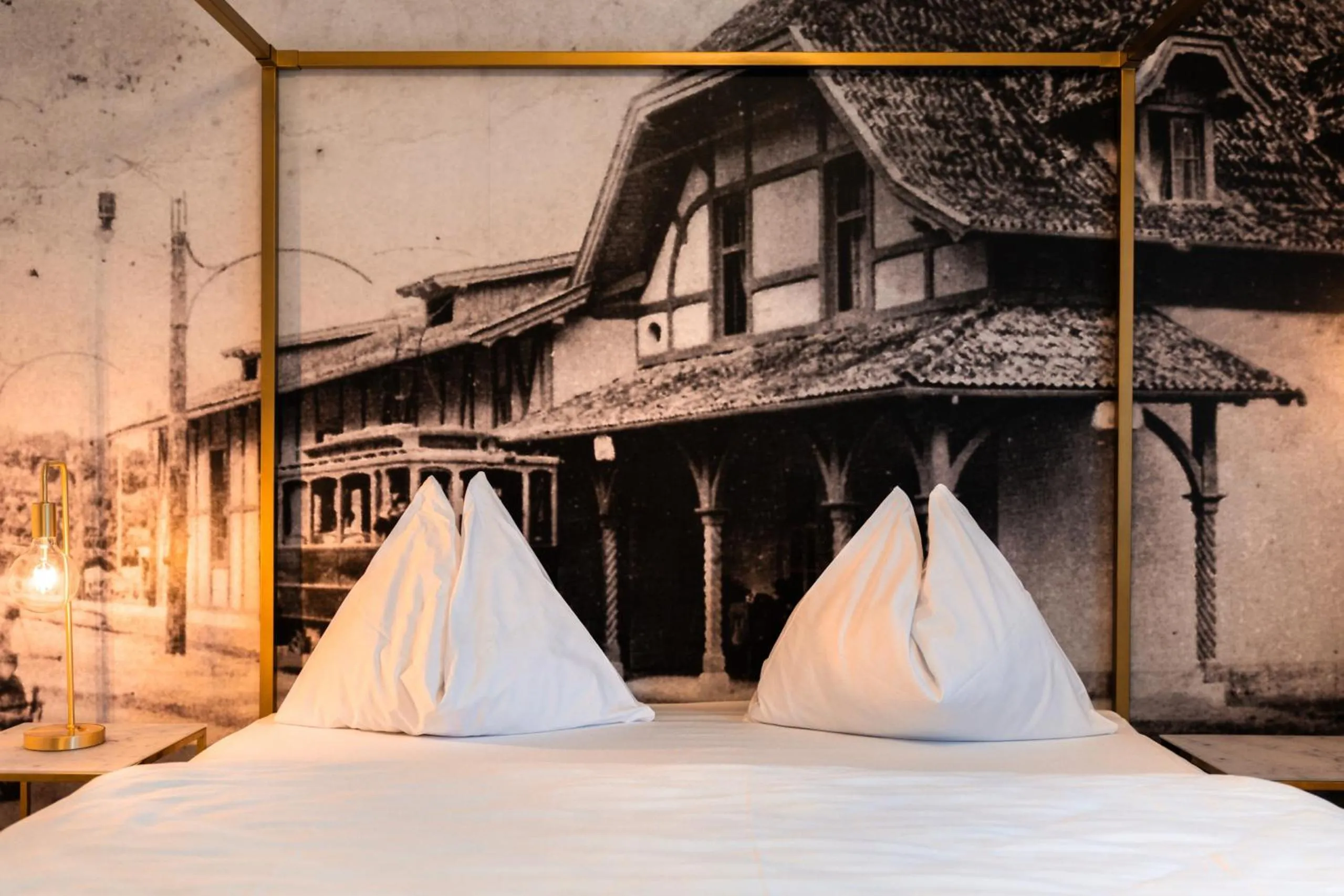 Bed in goldfinger + suites