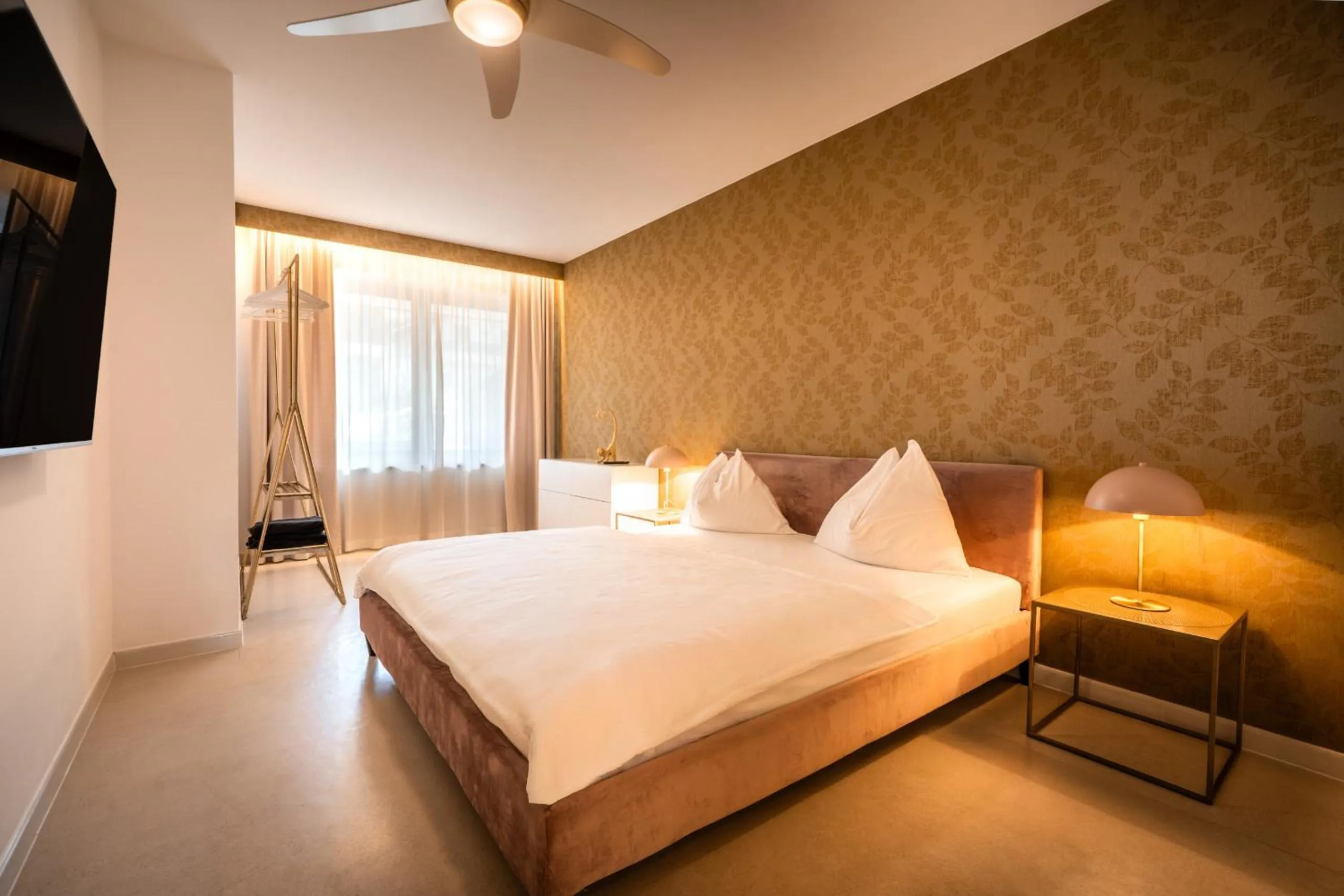 Bed in goldfinger + suites