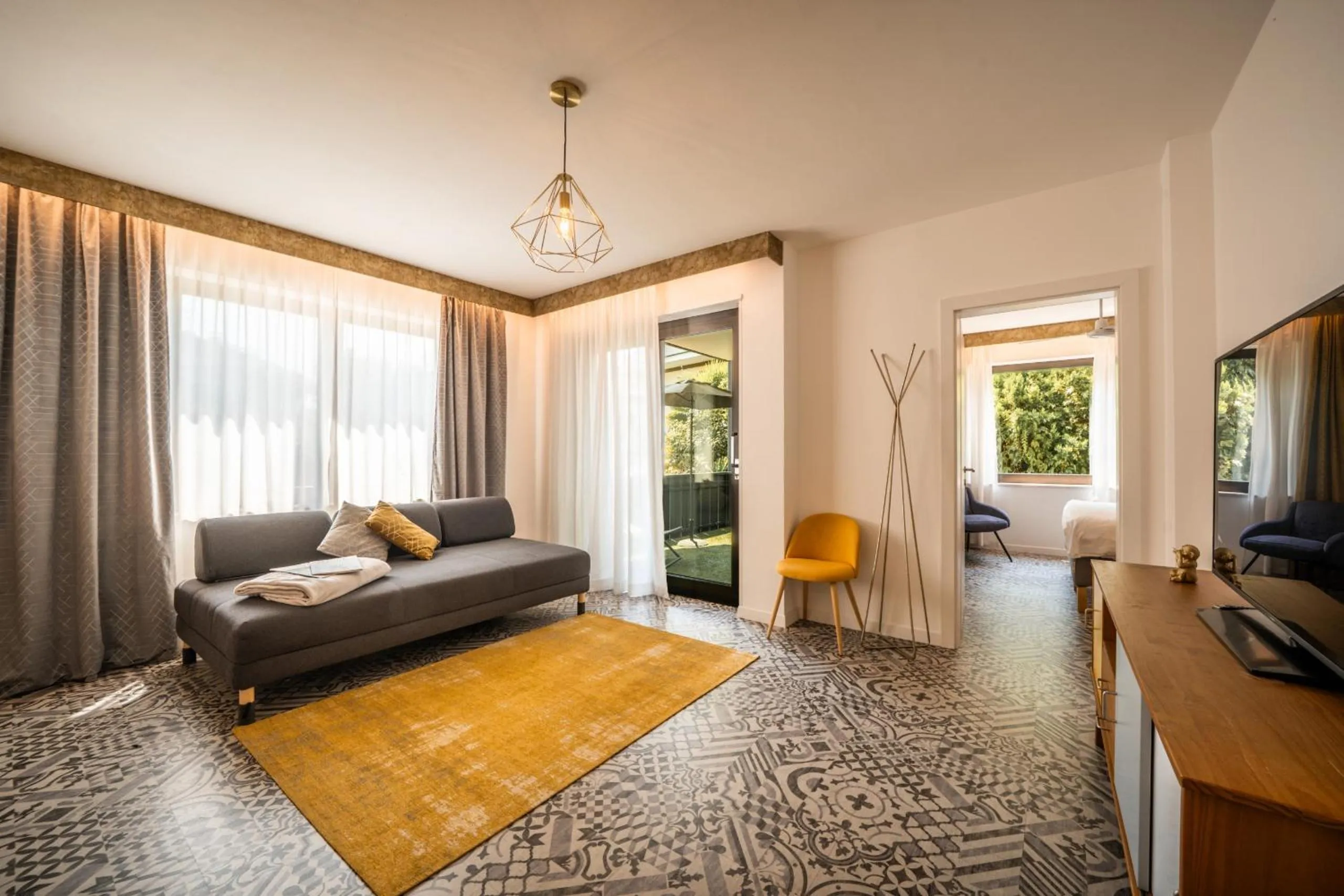 Living room, Bed in goldfinger + suites