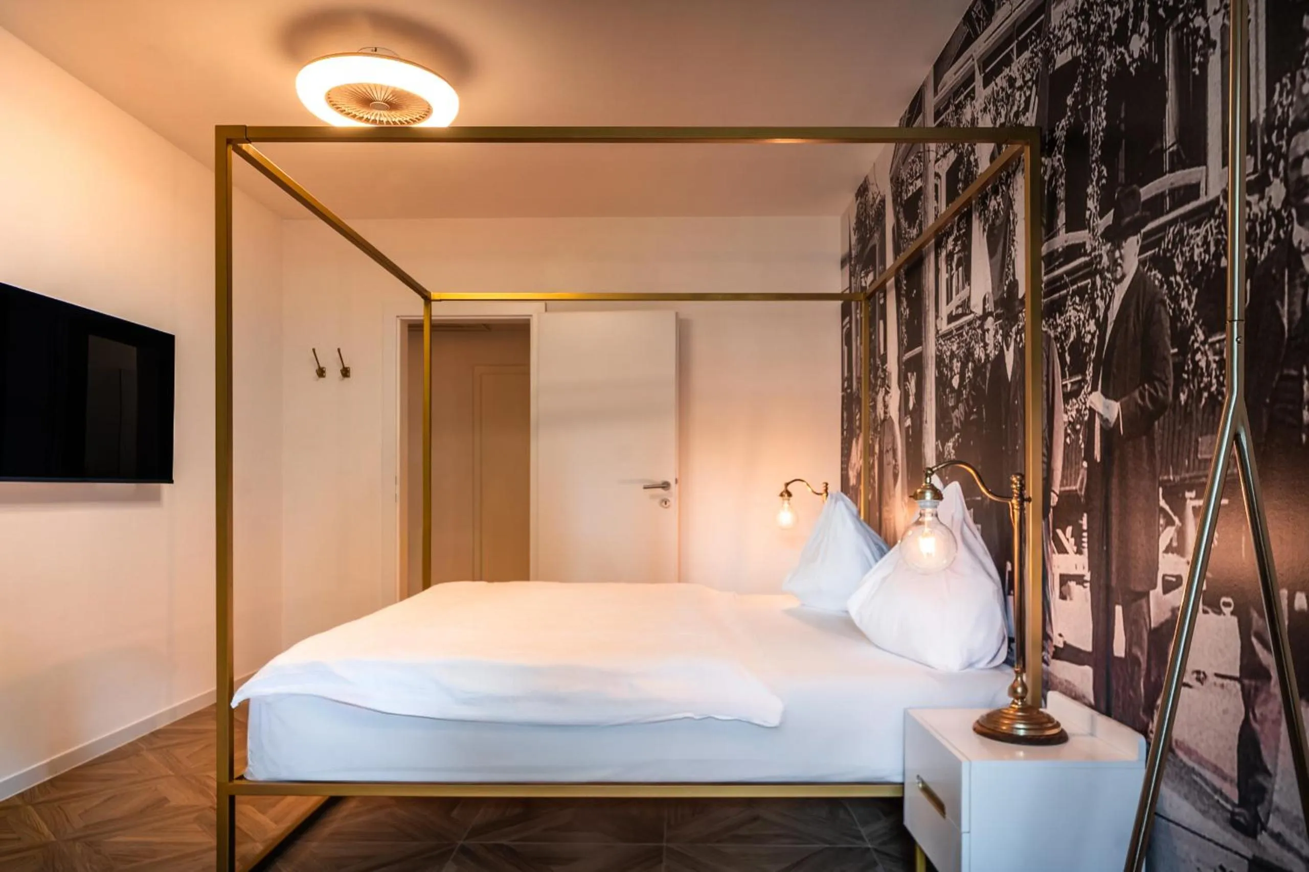 Bed in goldfinger + suites