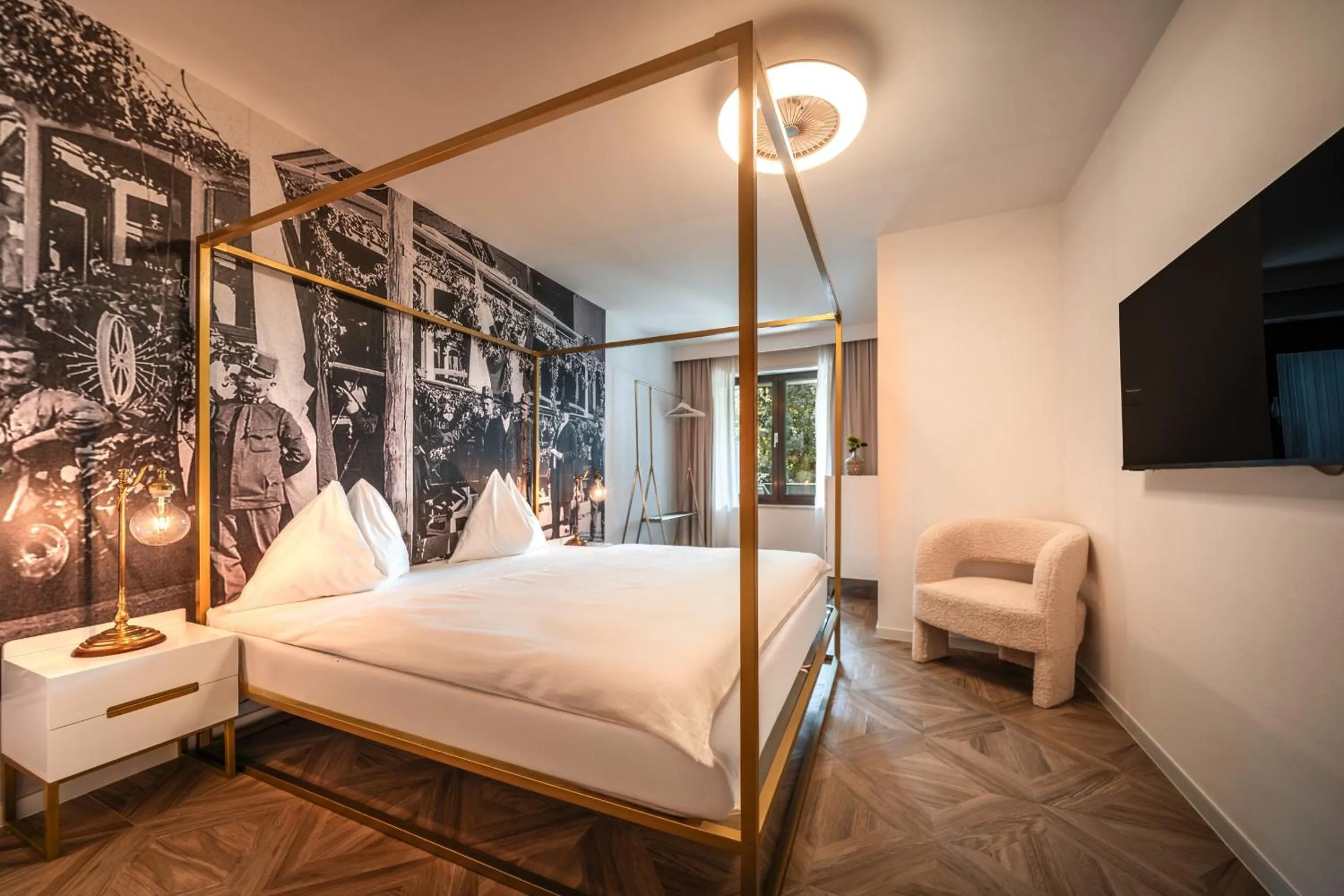 Bed in goldfinger + suites