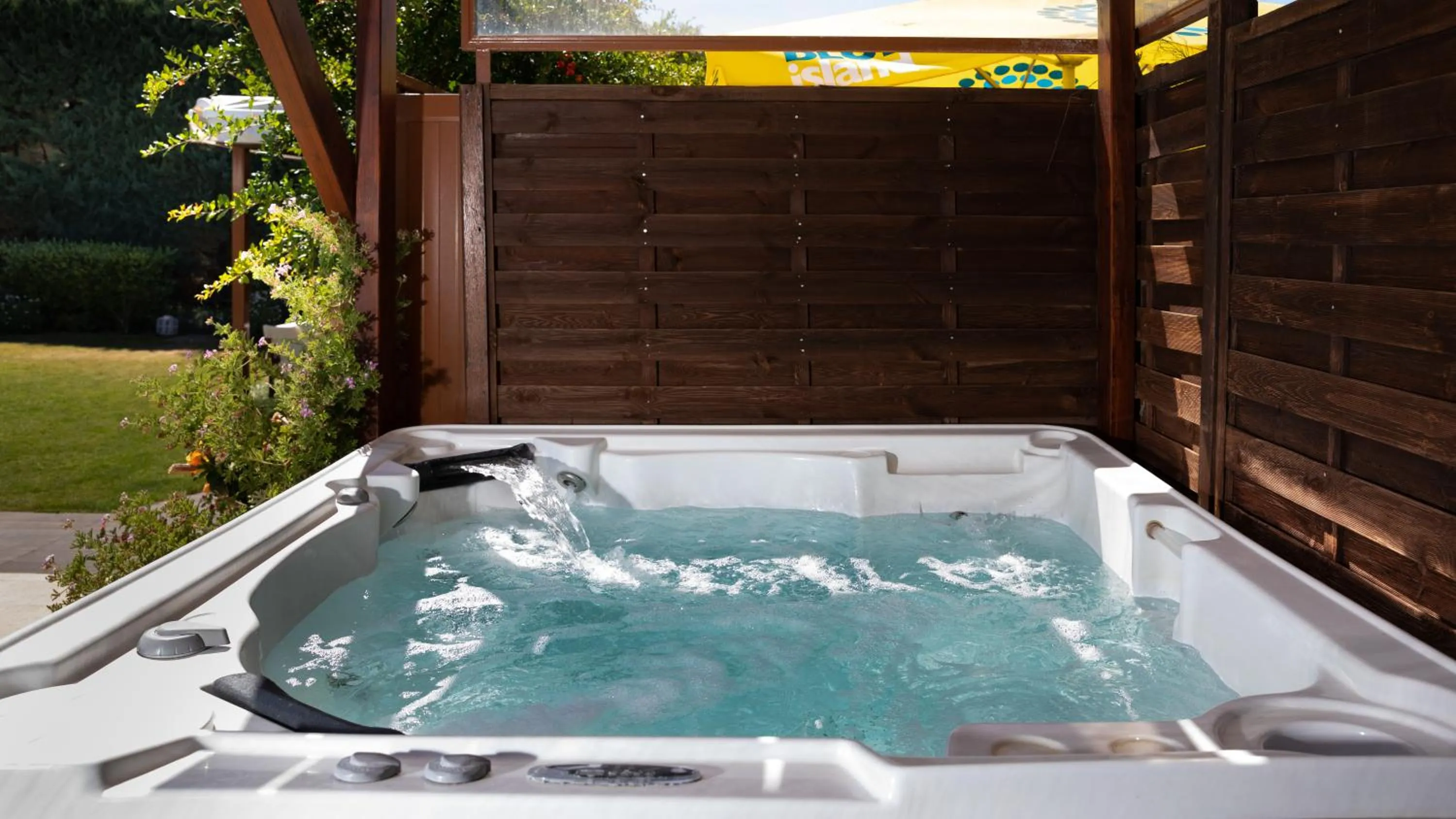 Hot Tub in Enalio Suites