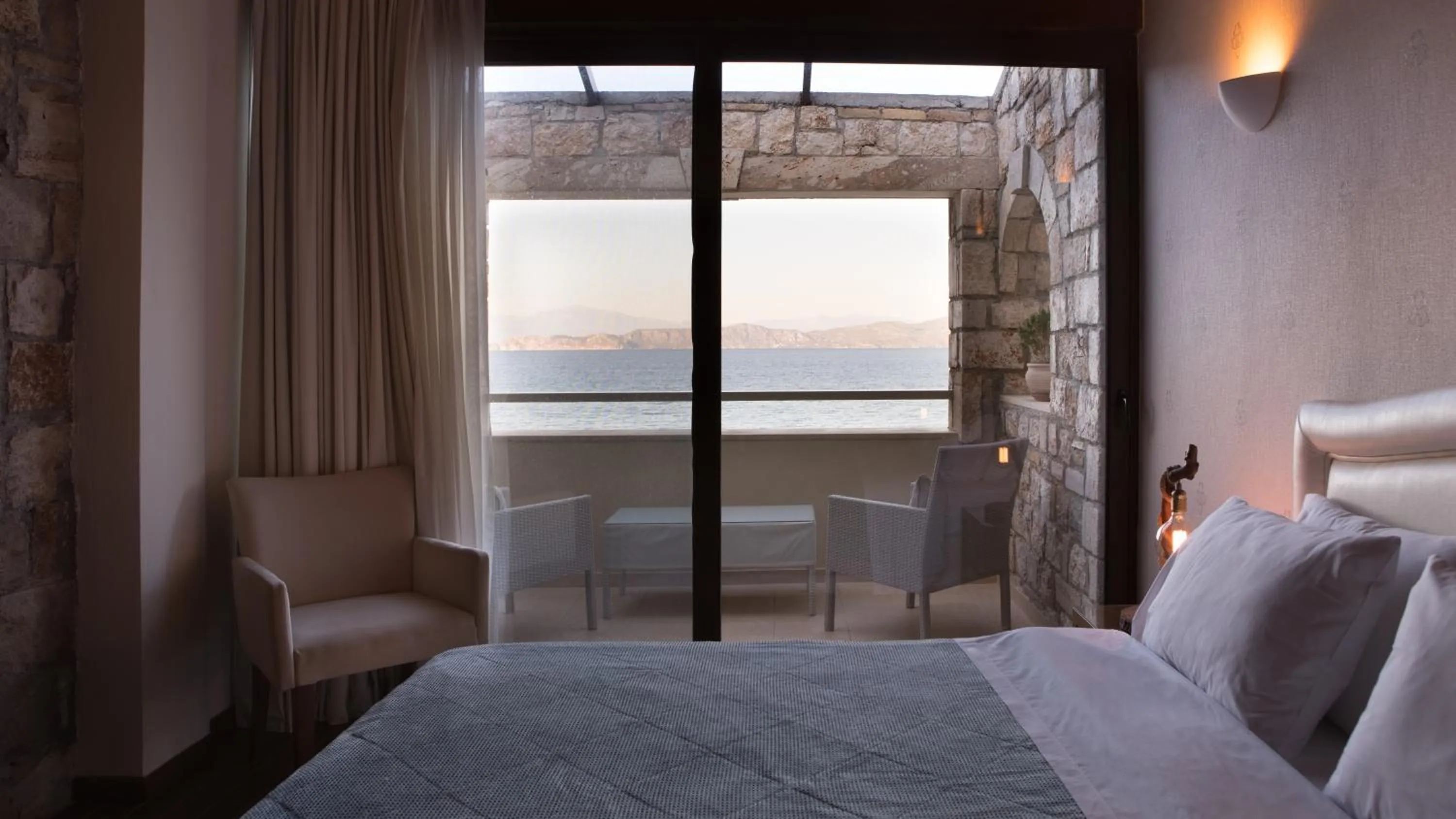 TV and multimedia, Bed in Enalio Suites