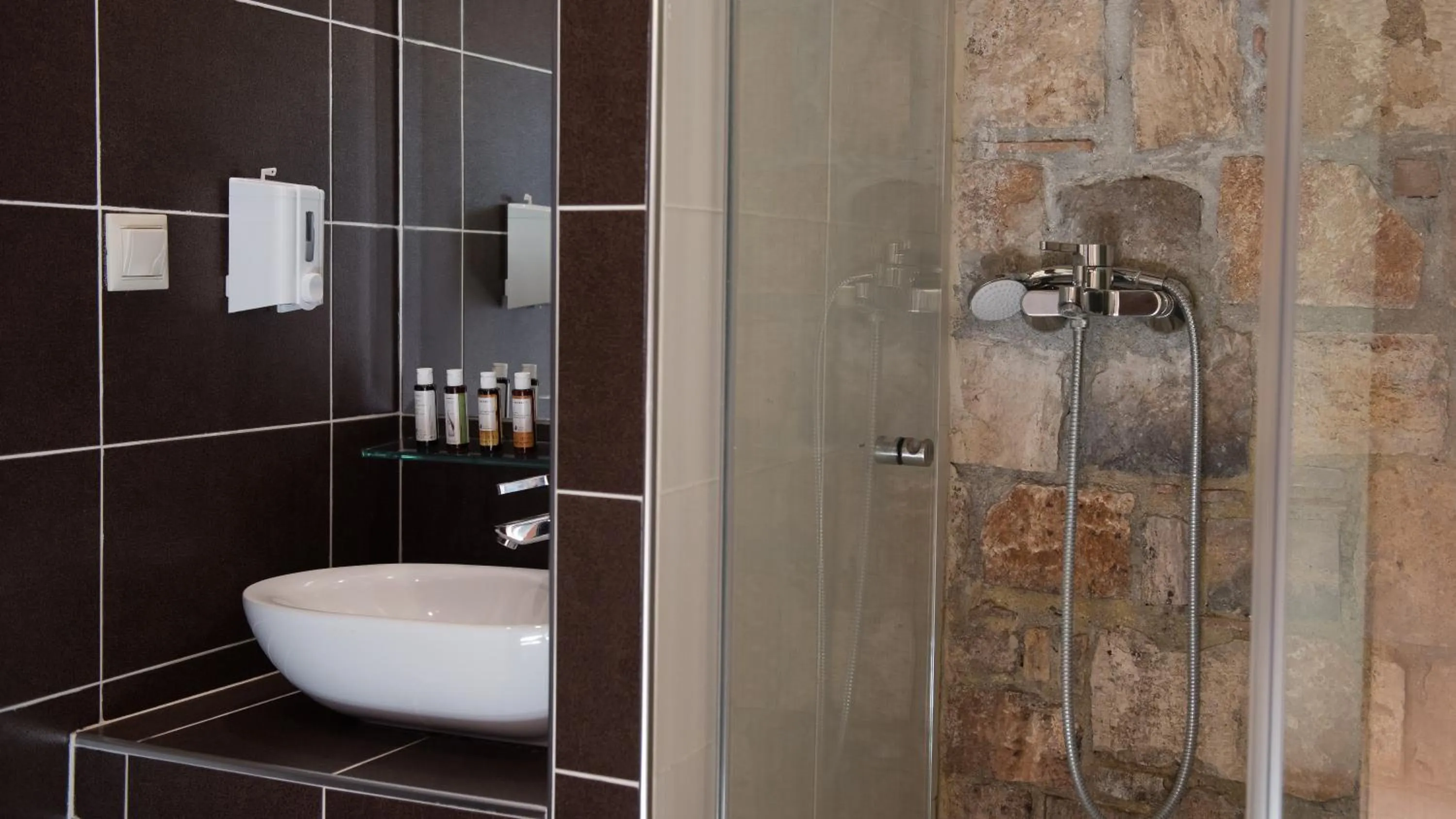 Shower in Enalio Suites