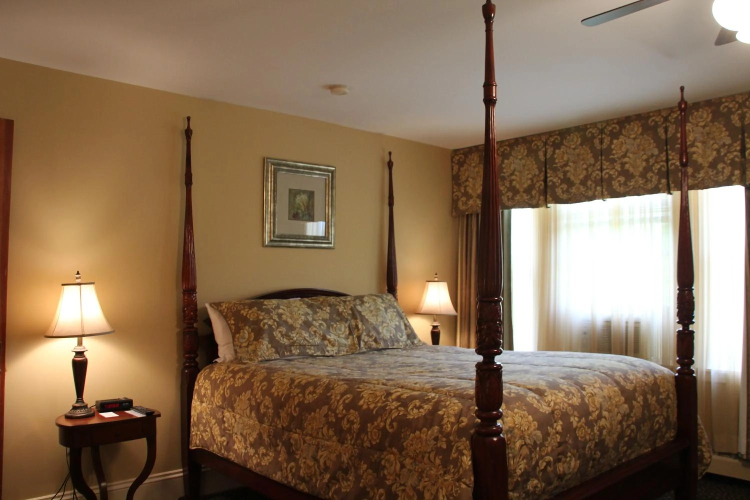 Bed in Dundee Arms Inn