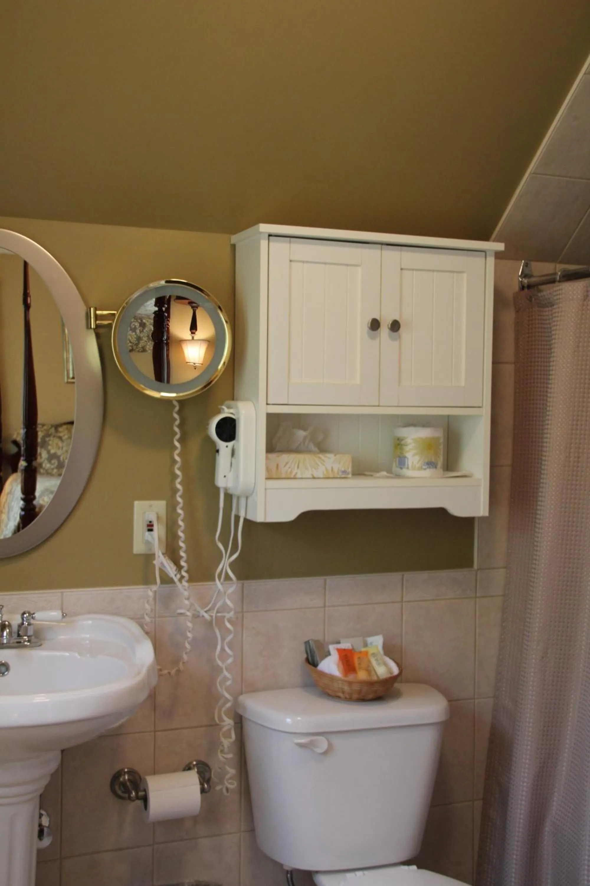 Bathroom in Dundee Arms Inn