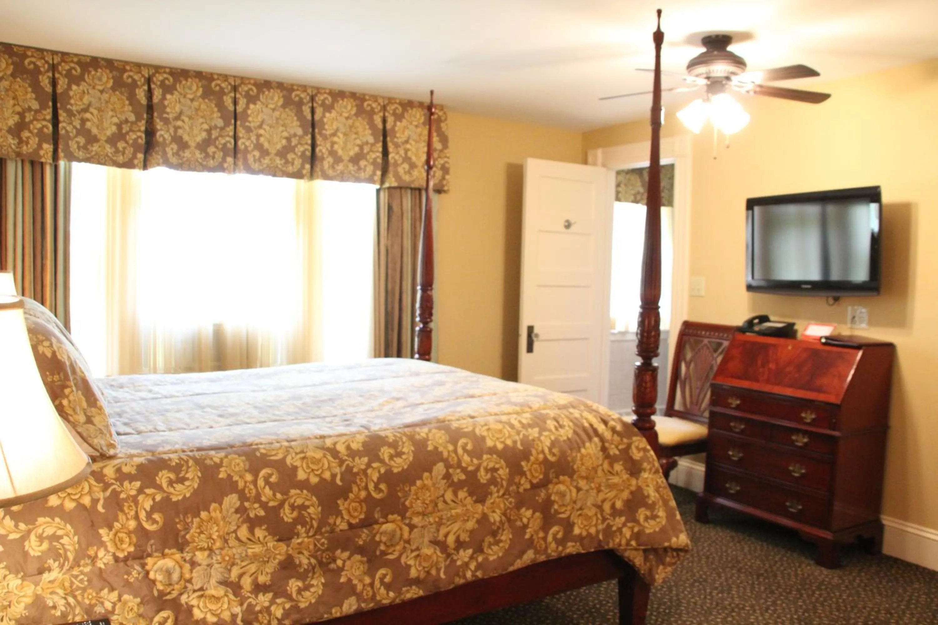 Bed in Dundee Arms Inn