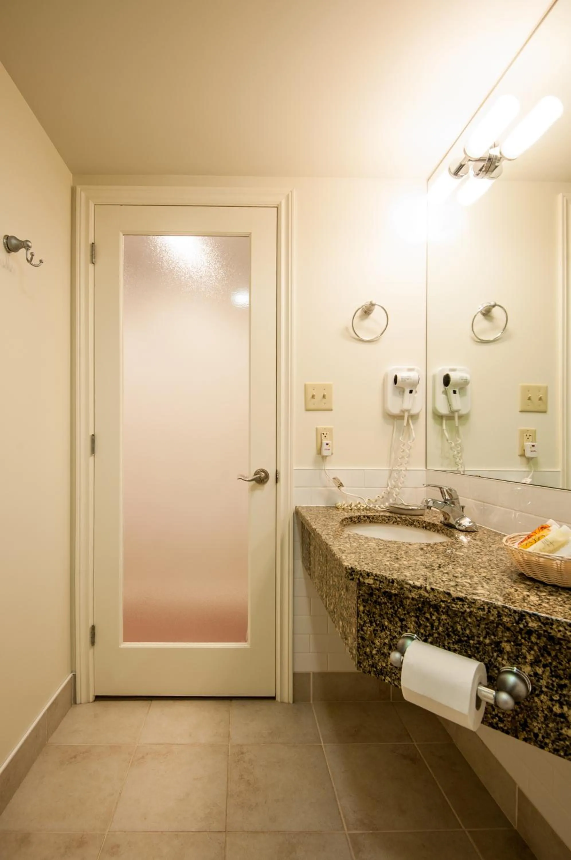 Bathroom in Dundee Arms Inn