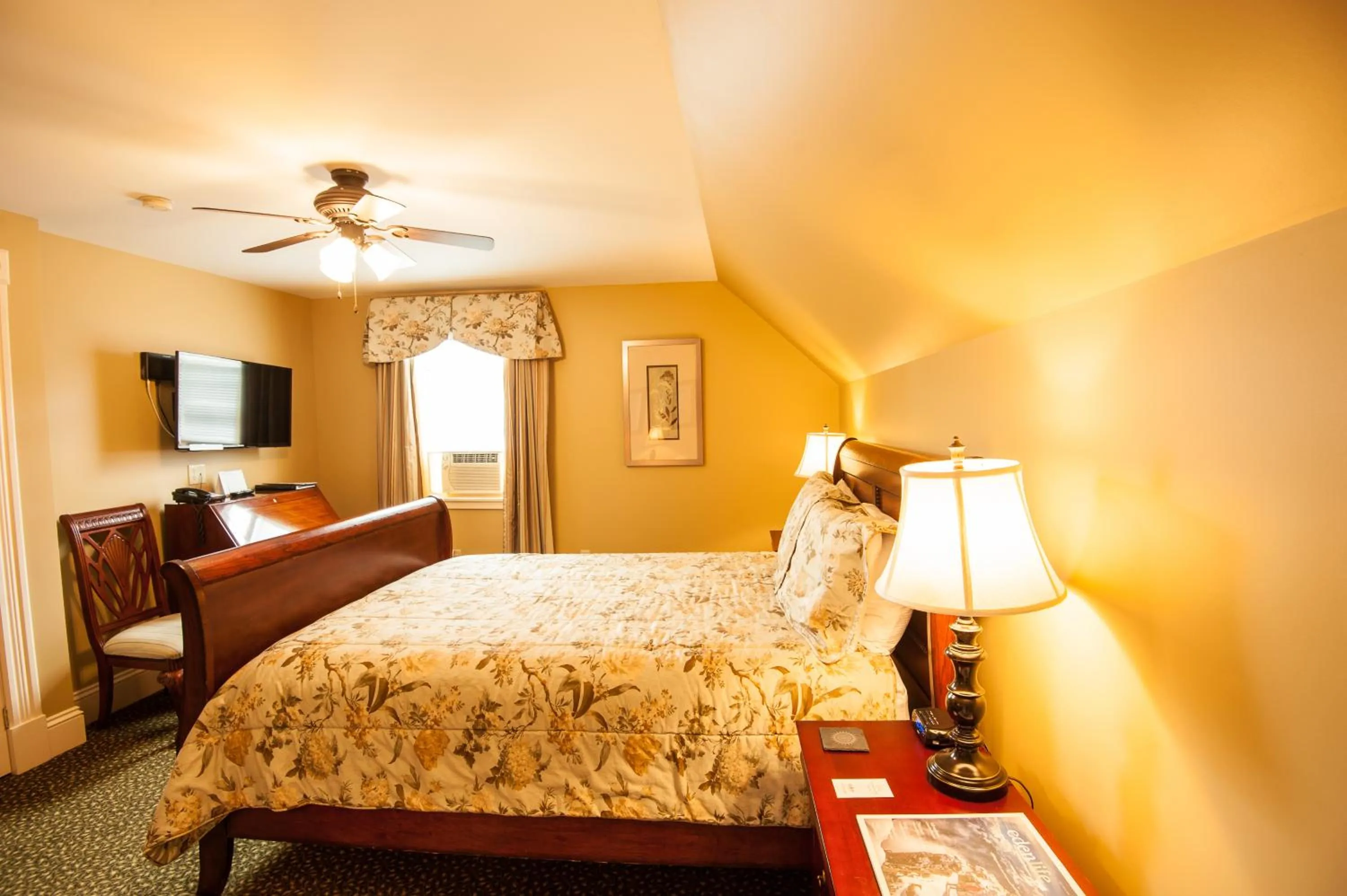 Bed in Dundee Arms Inn