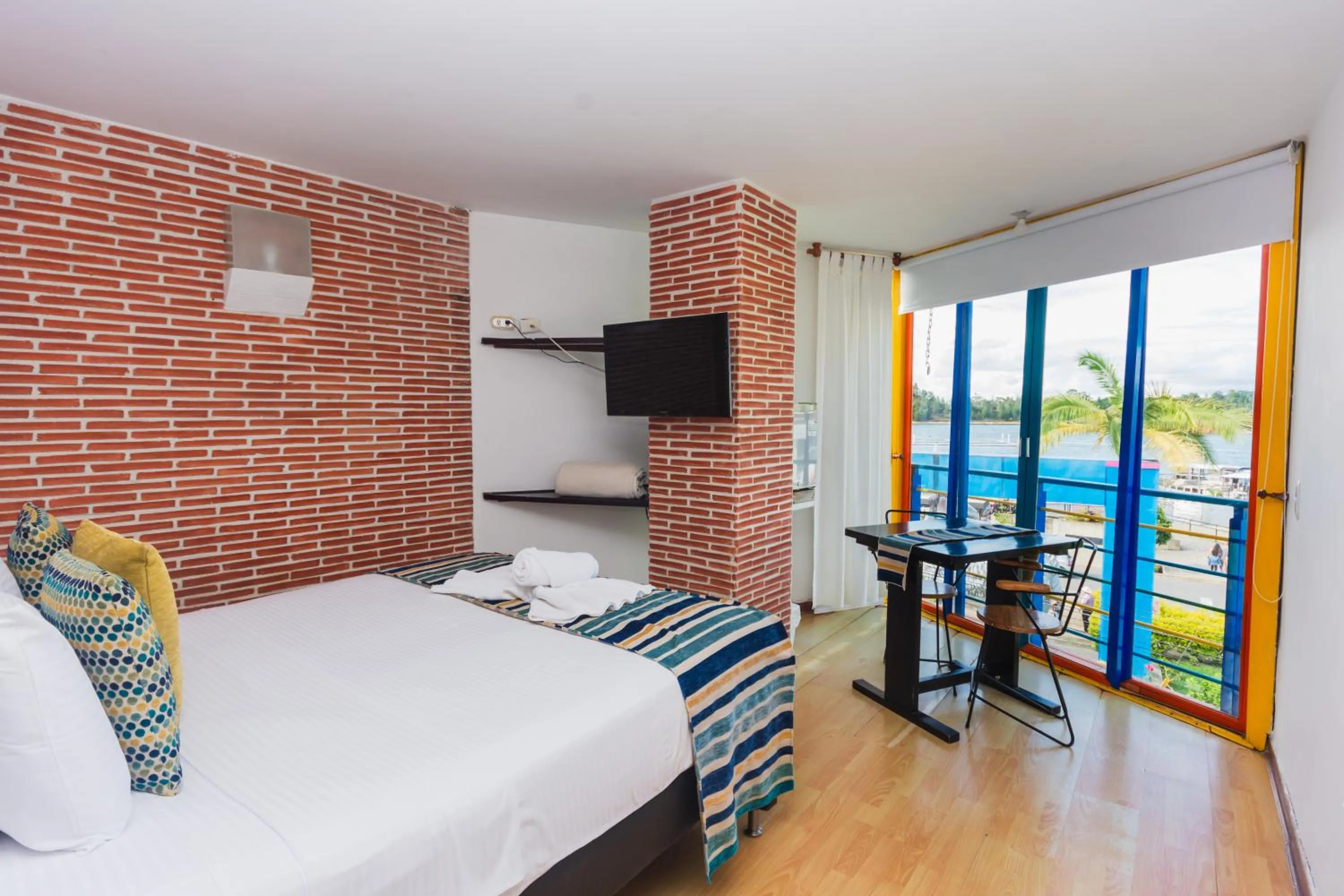 Hot Tub, Bed in Hotel Guatatur