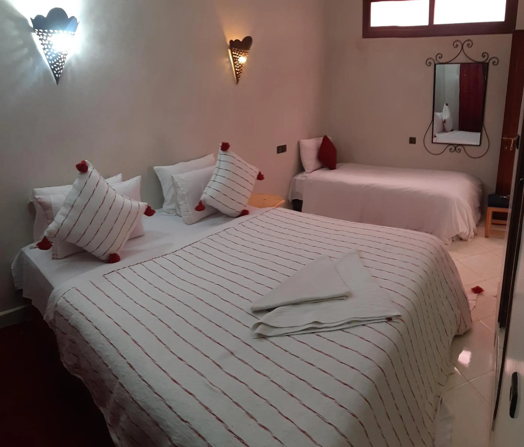 Bedroom, Bed in Hôtel Restaurant Dar Al Madina