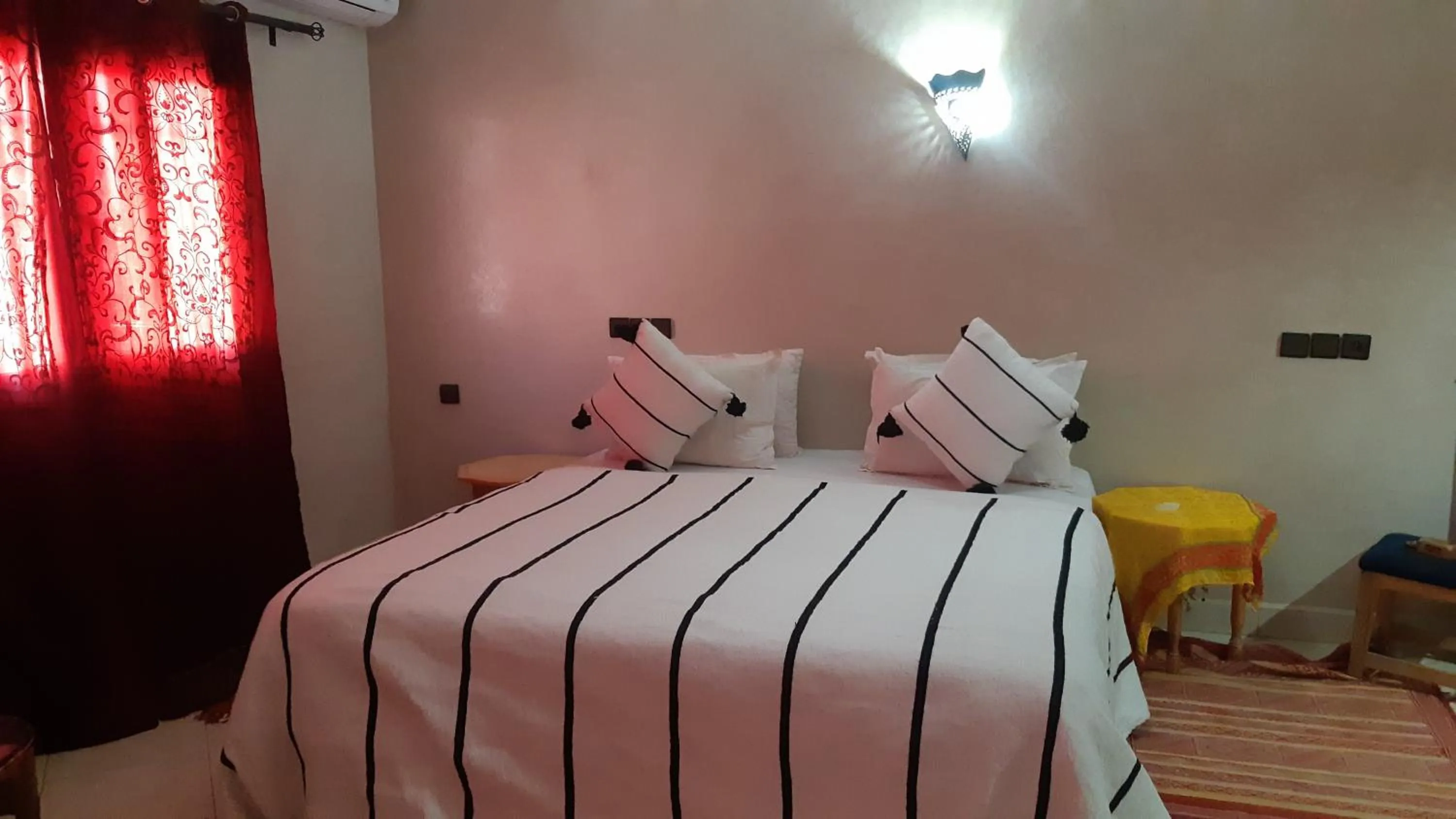 Bed in Hôtel Restaurant Dar Al Madina