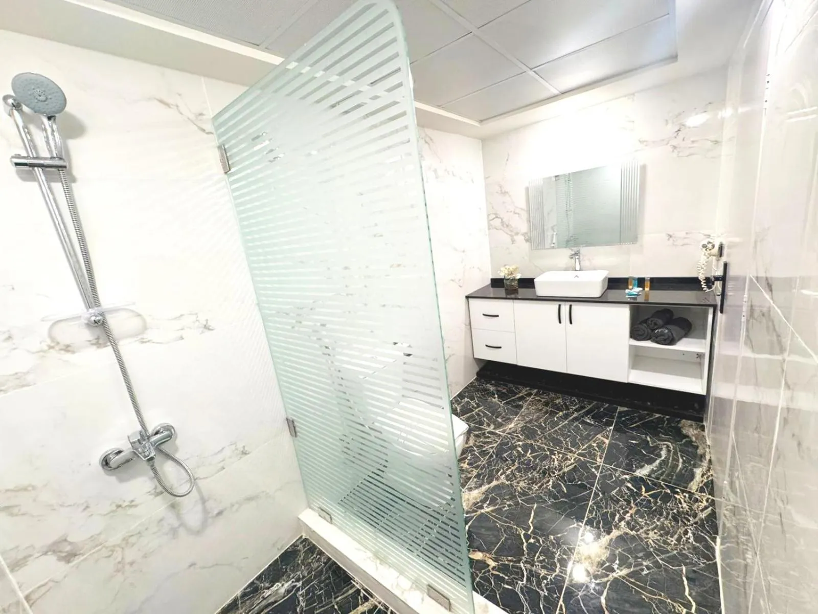 Bathroom in Queens Suite Hotel