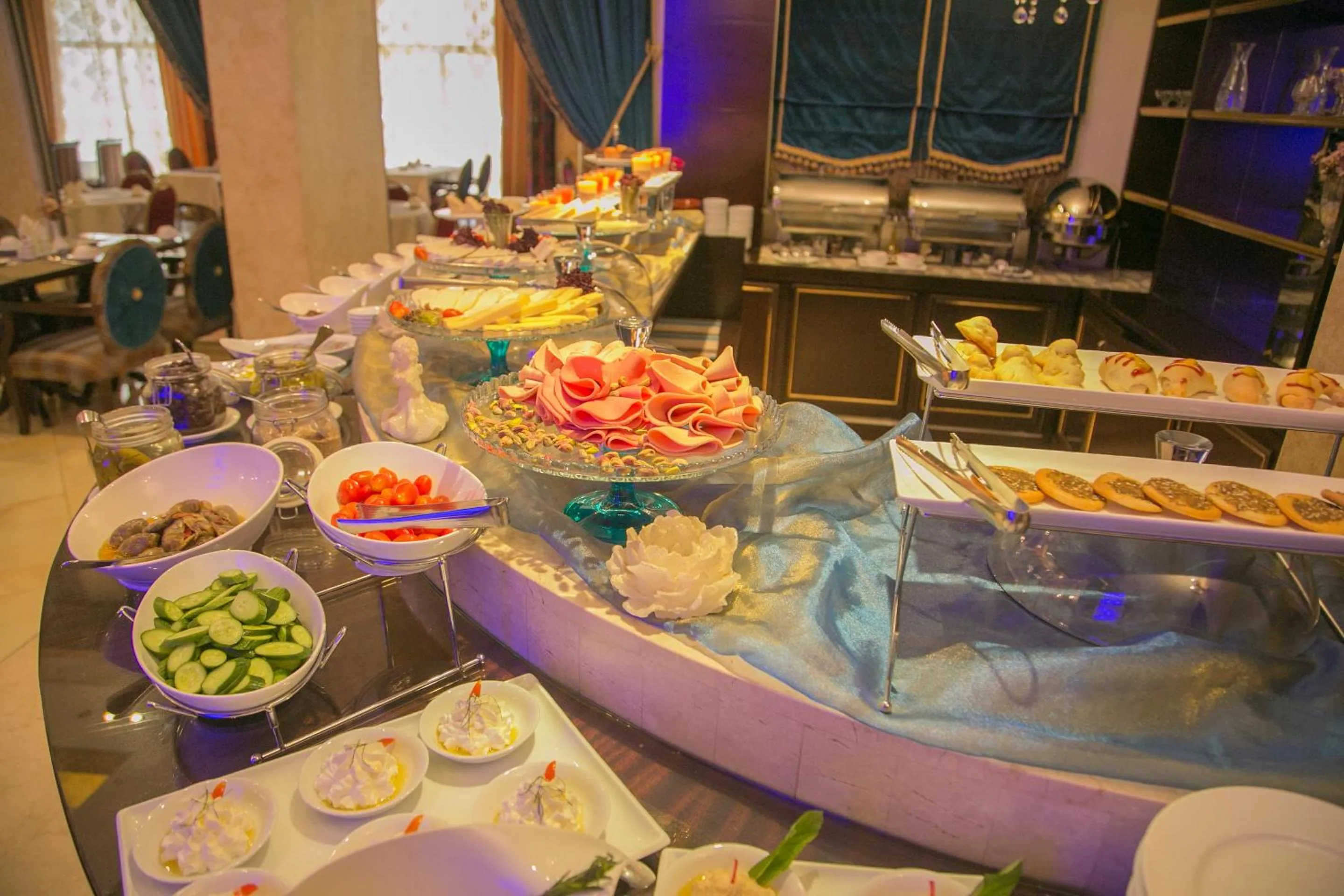 Food and drinks in Queens Suite Hotel