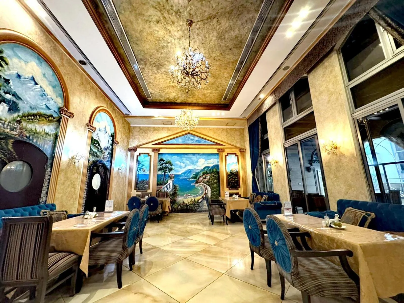 Restaurant/places to eat in Queens Suite Hotel