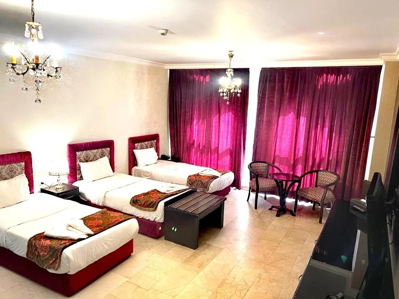 Photo of the whole room, Bed in Queens Suite Hotel