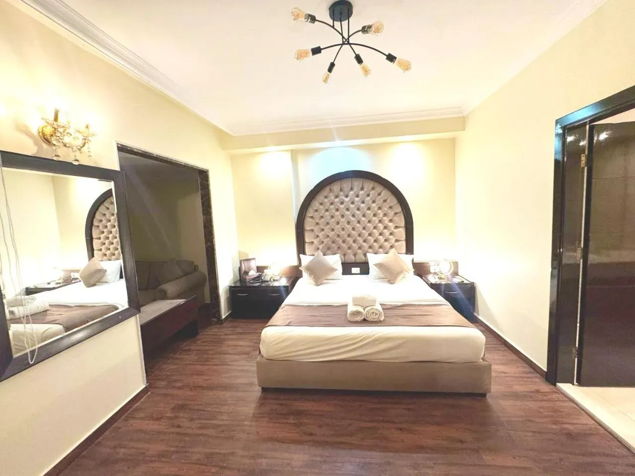 Bedroom, Bed in Queens Suite Hotel