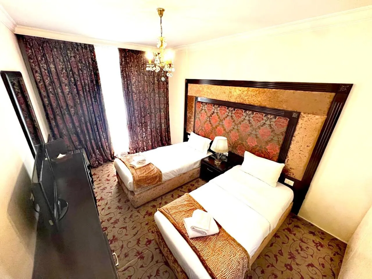 Bedroom, Bed in Queens Suite Hotel