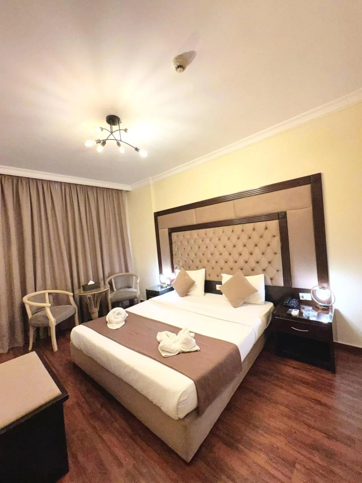 Bedroom, Bed in Queens Suite Hotel