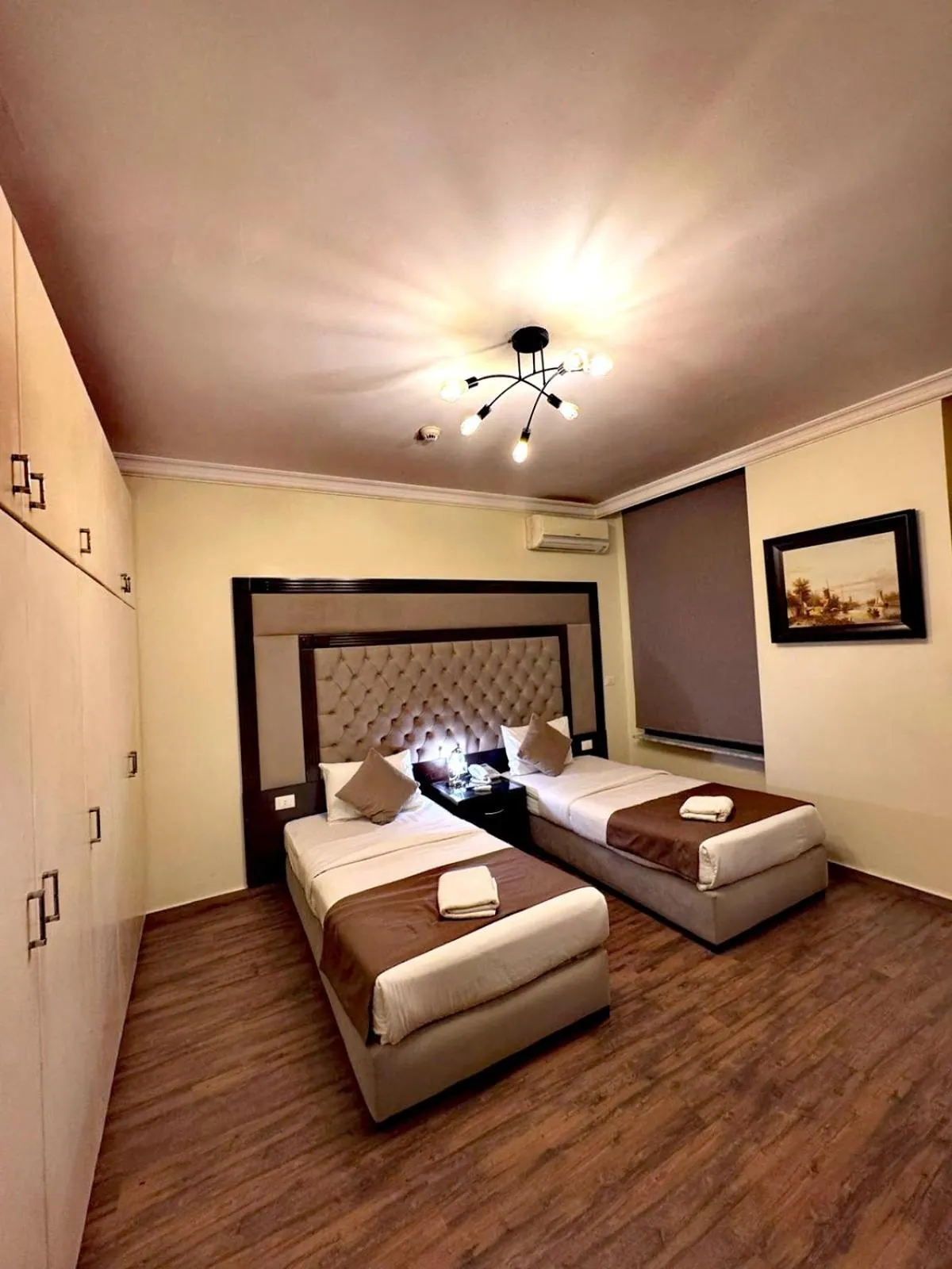 Kitchen or kitchenette, Bed in Queens Suite Hotel