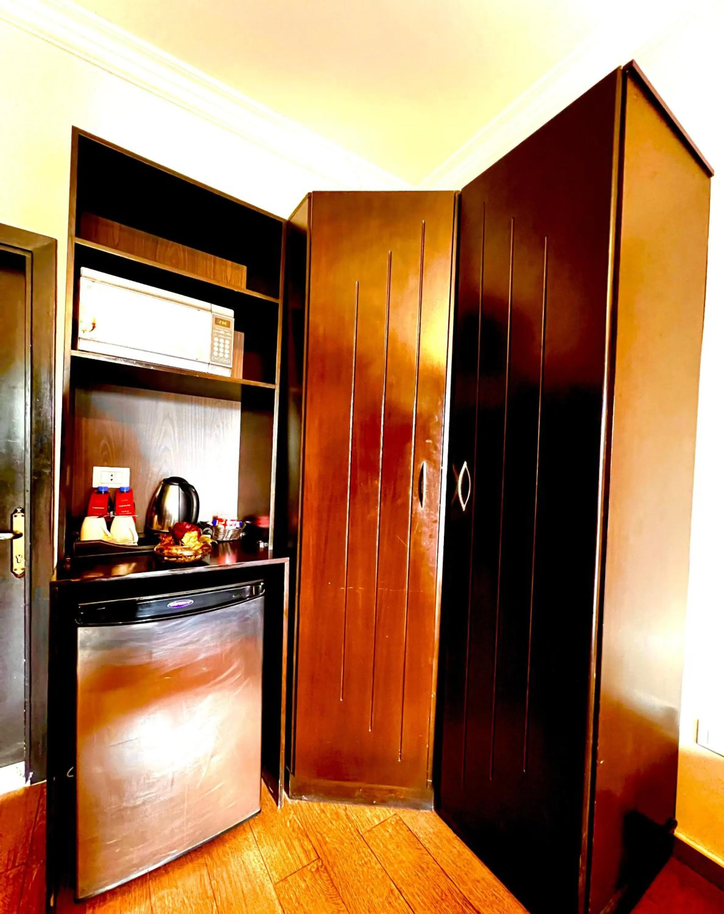 Coffee/tea facilities in Queens Suite Hotel