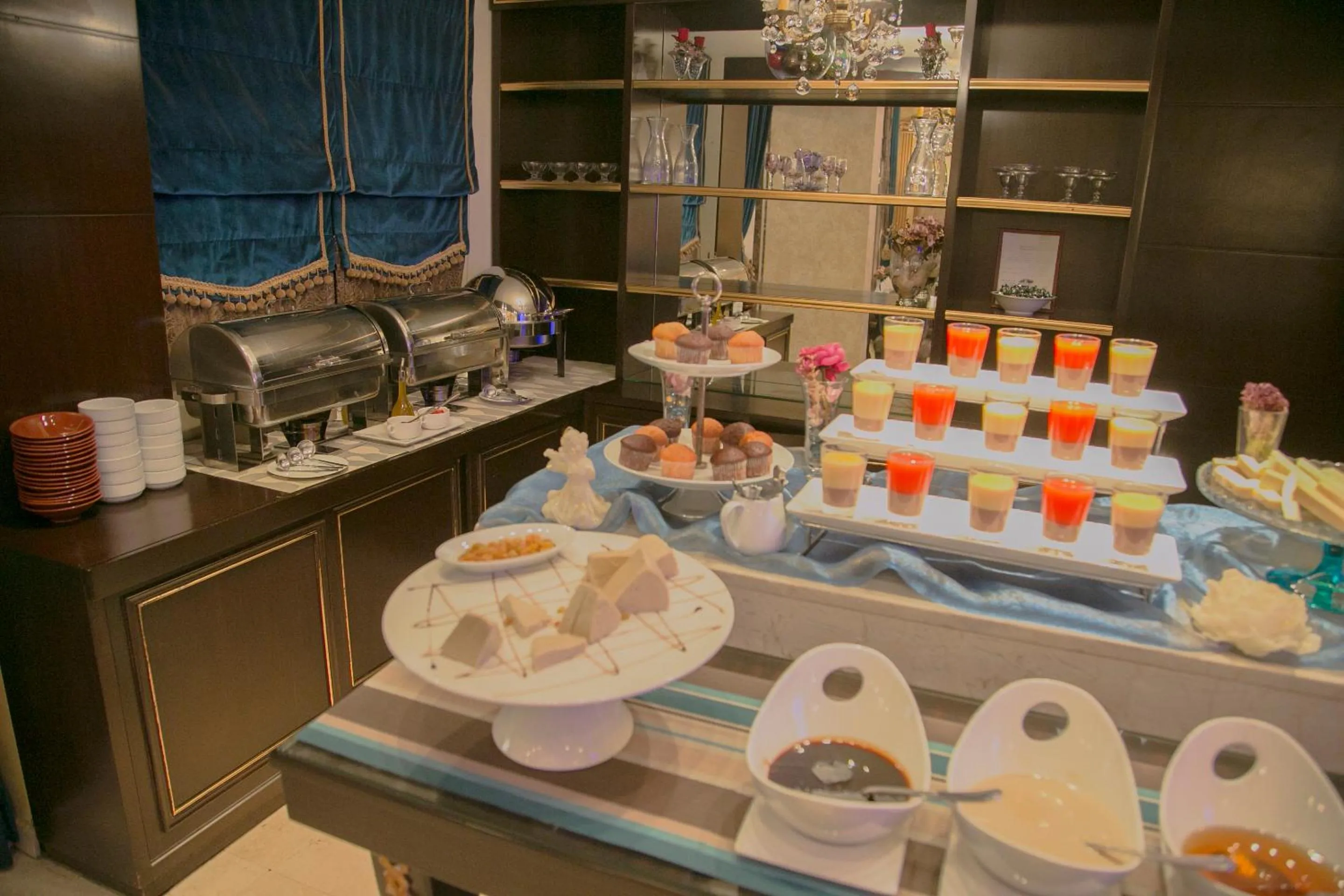 Food and drinks in Queens Suite Hotel