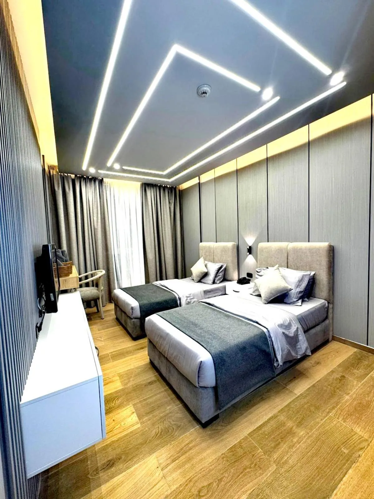 Bedroom, Bed in Queens Suite Hotel