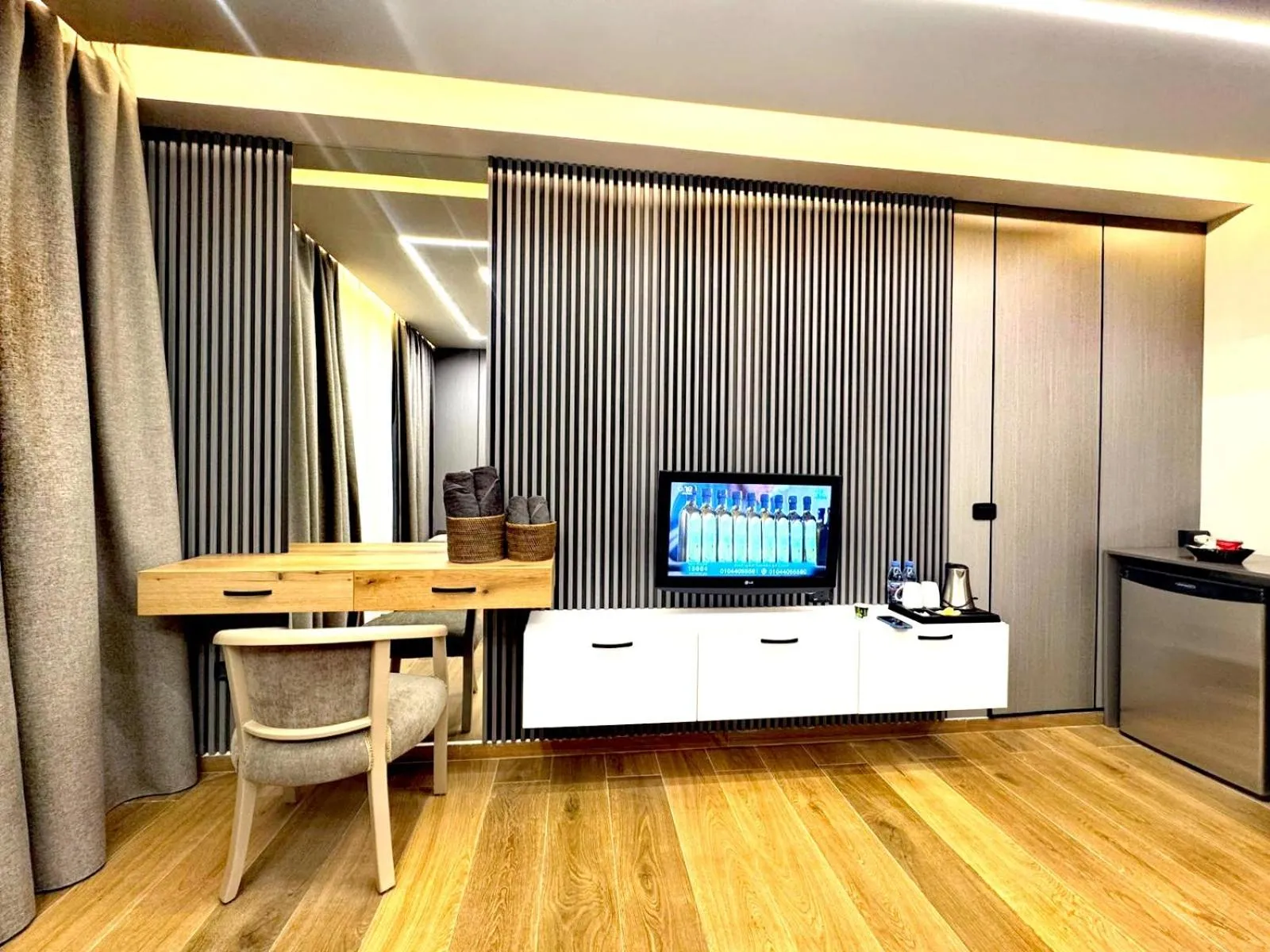 TV and multimedia in Queens Suite Hotel