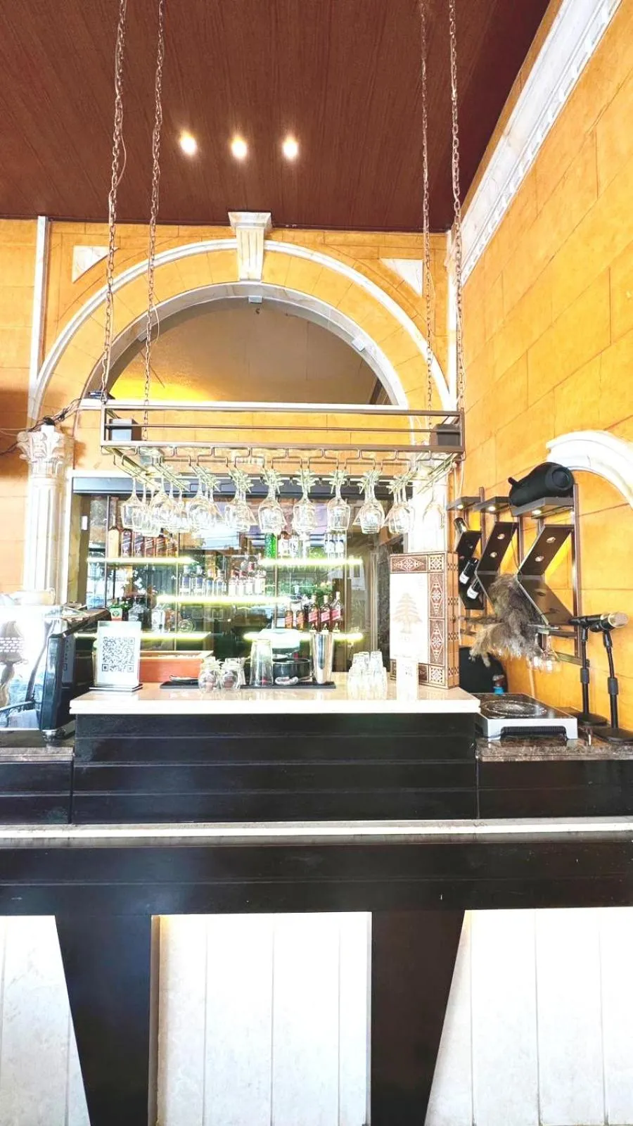 Restaurant/places to eat in Queens Suite Hotel