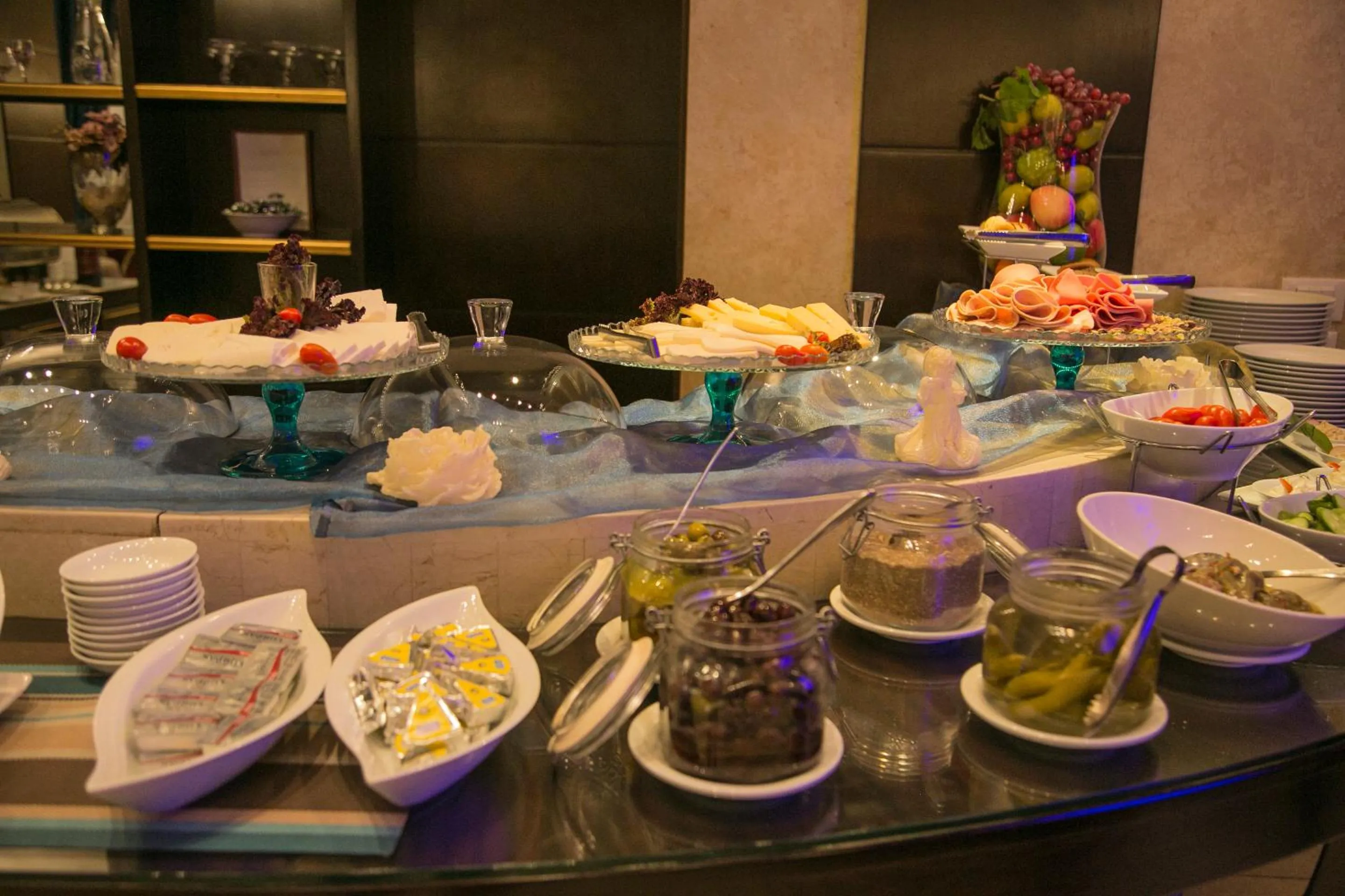 Food and drinks in Queens Suite Hotel