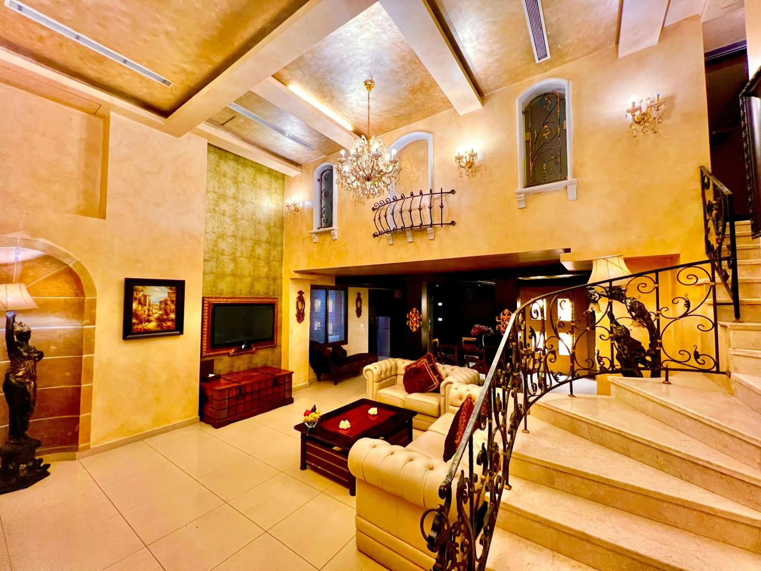 Living room in Queens Suite Hotel