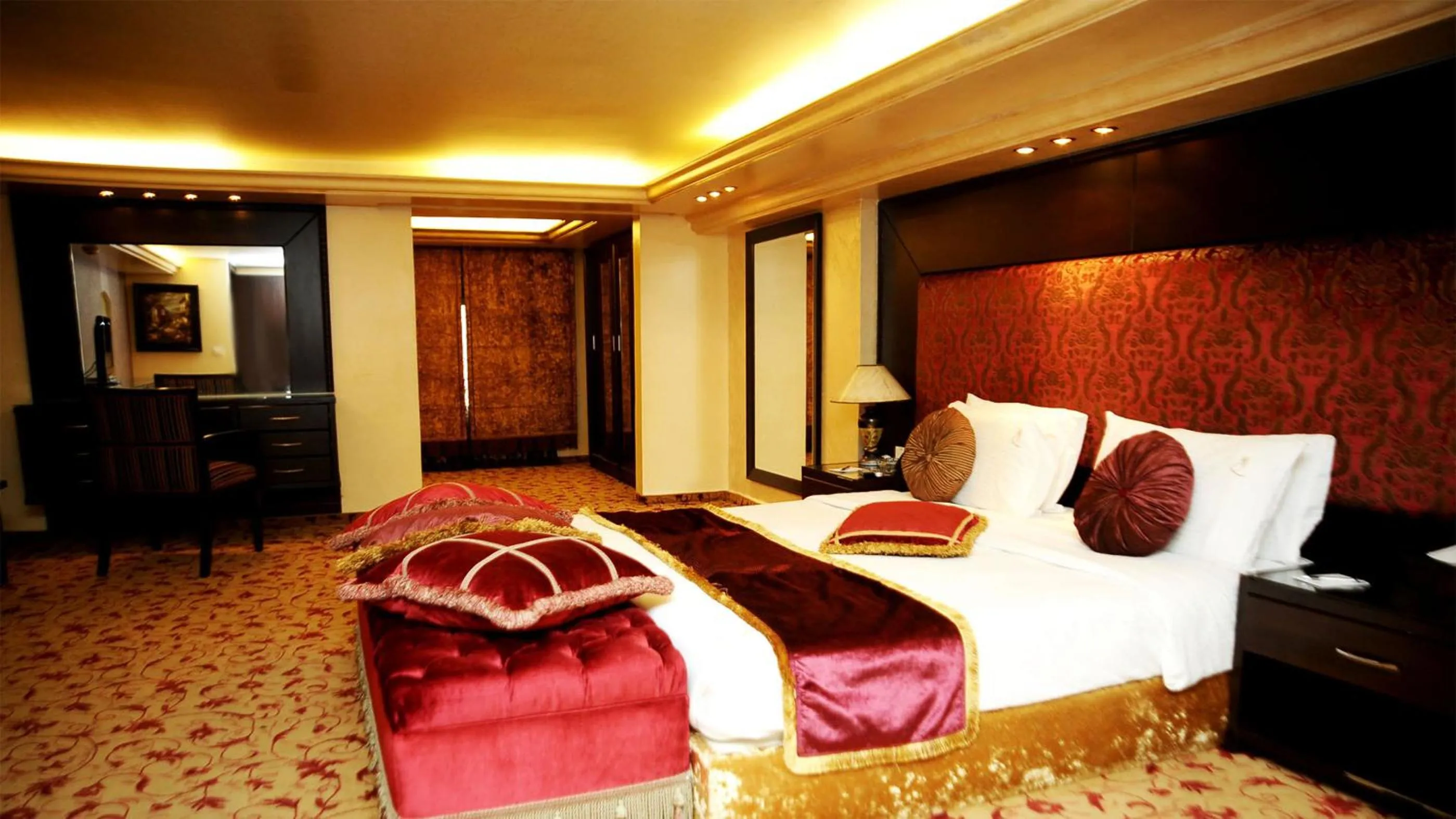 bunk bed, Bed in Queens Suite Hotel