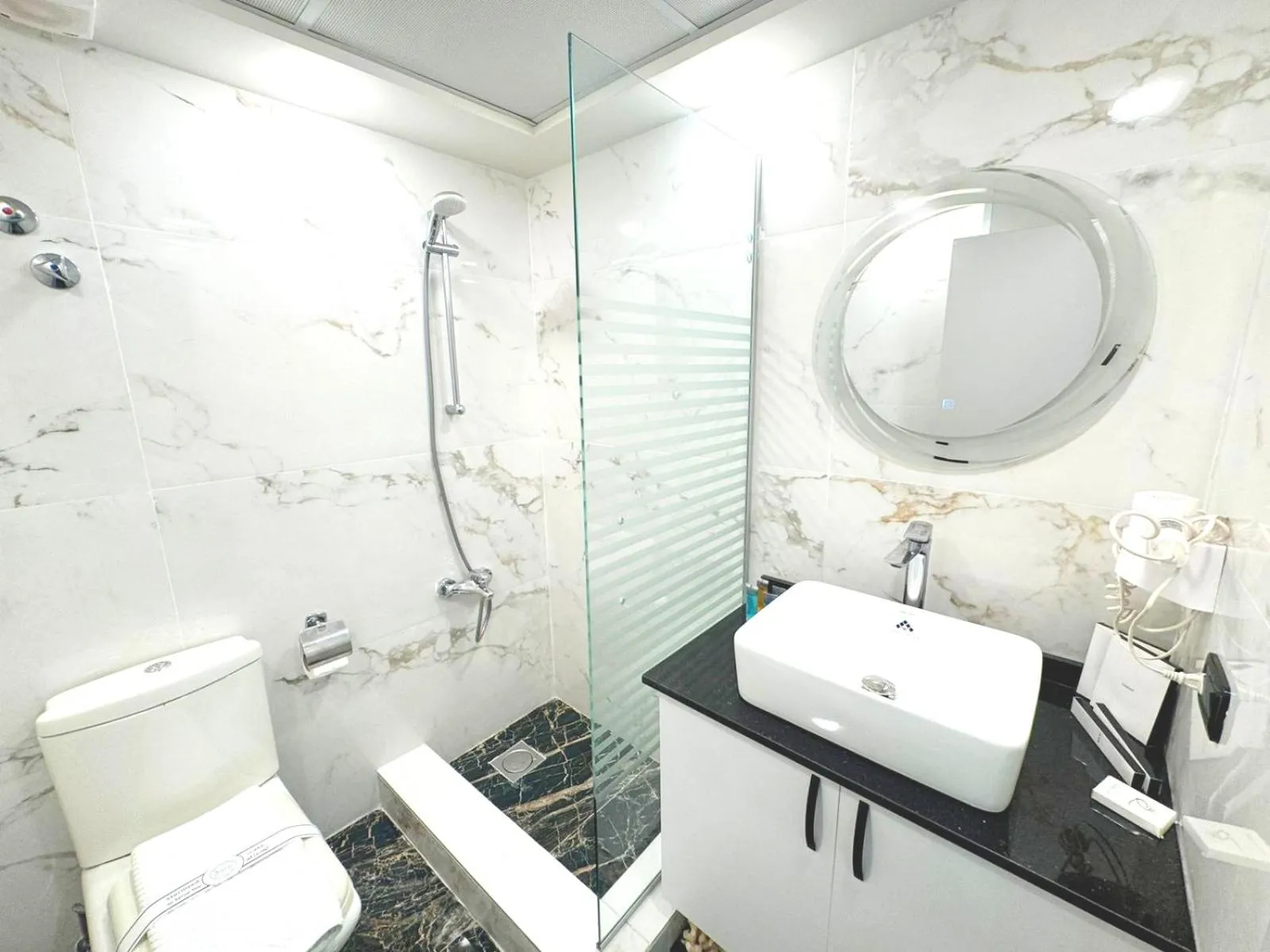 Bathroom in Queens Suite Hotel